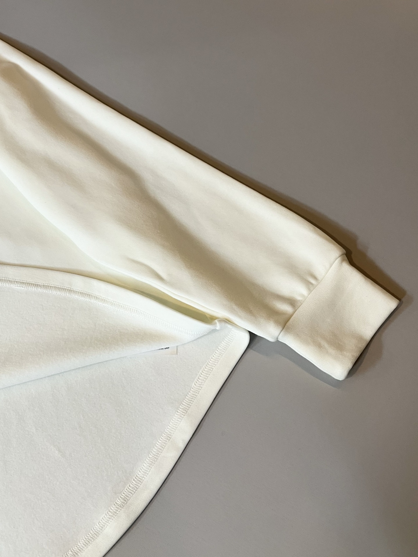 KENZ*高田*三 2025秋冬新品男女同款👫打底T恤，传承经典著作改良后的新品更加的具有立体感官，胸前