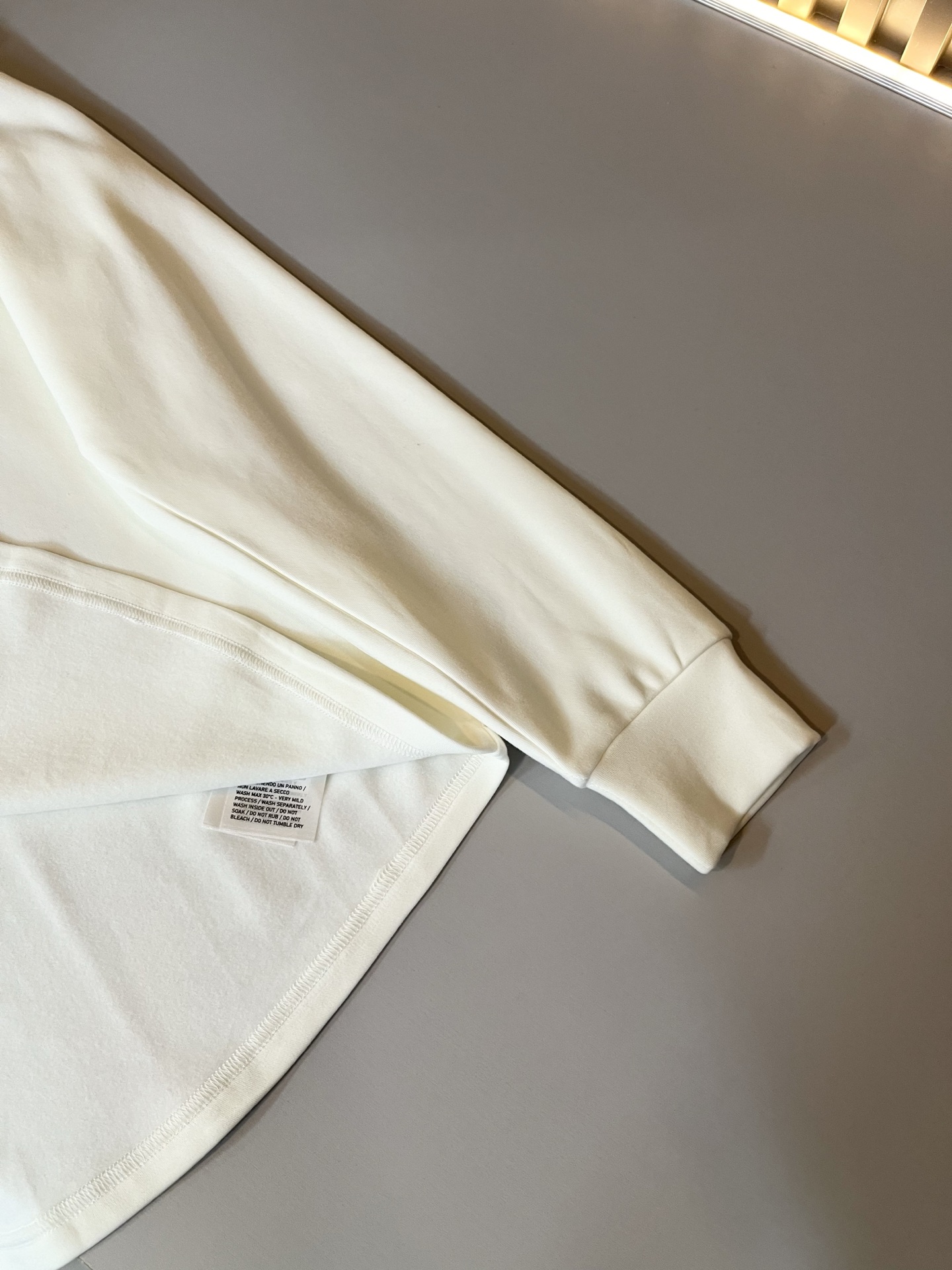 KENZ*高田*三 2025秋冬新品男女同款👫打底T恤，传承经典著作改良后的新品更加的具有立体感官，胸前