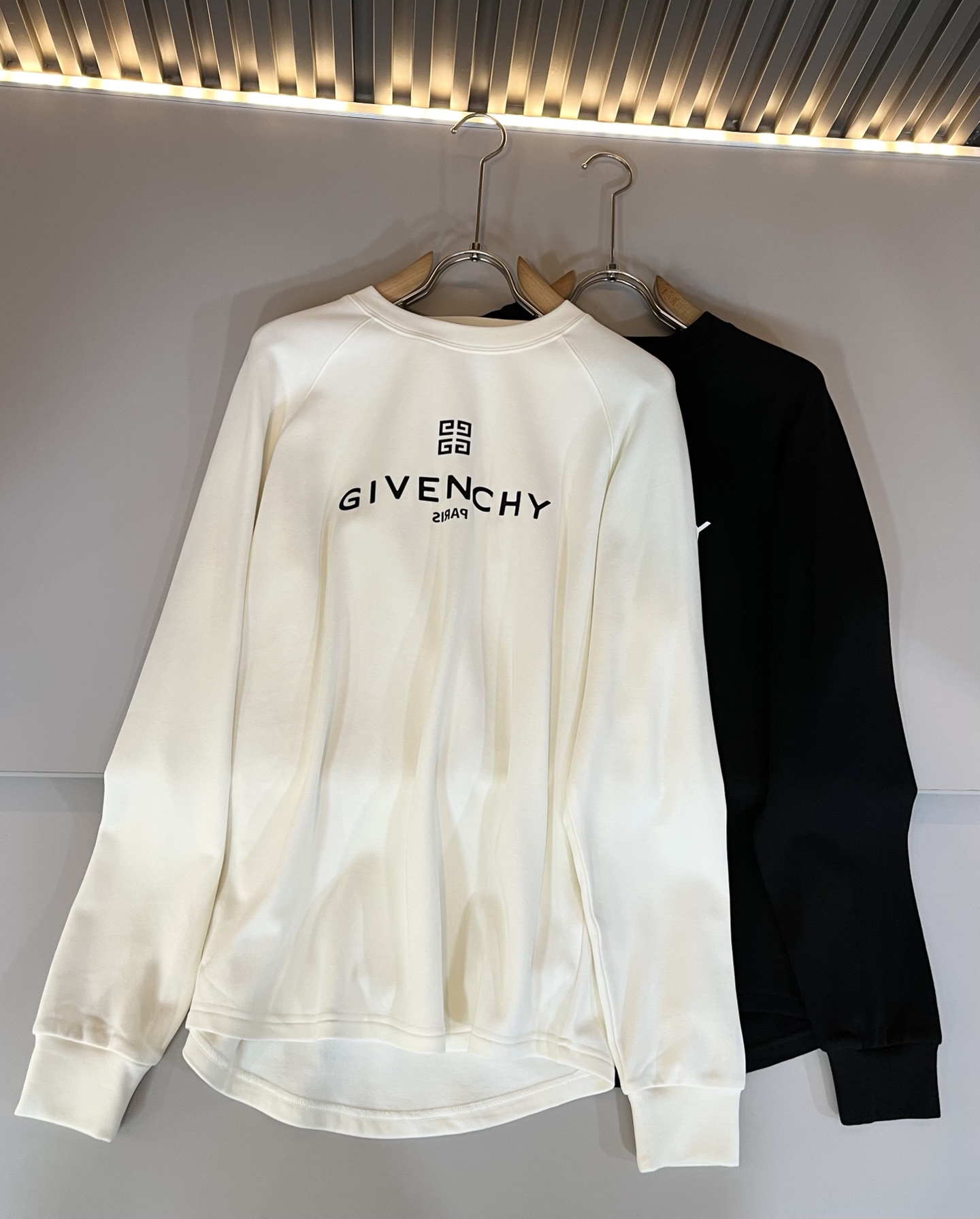 Giv*chy/纪*希2025秋冬新款男士打底衫，主创时尚注入了全新时尚能量。通过探索各种题材和性感魅力