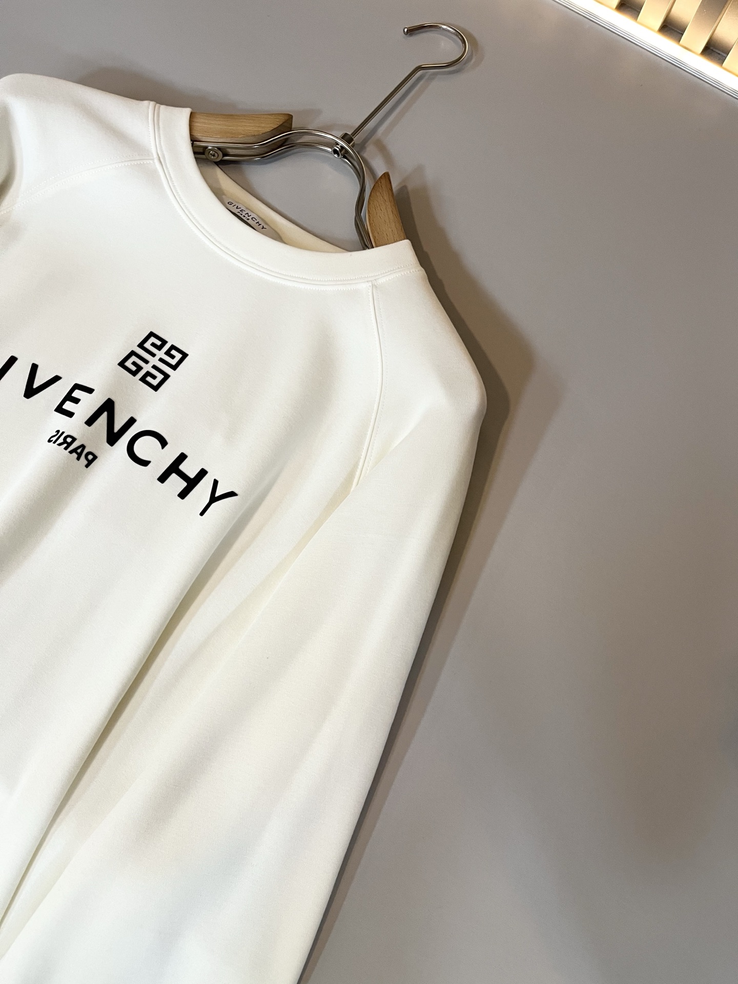 Giv*chy/纪*希2025秋冬新款男士打底衫，主创时尚注入了全新时尚能量。通过探索各种题材和性感魅力