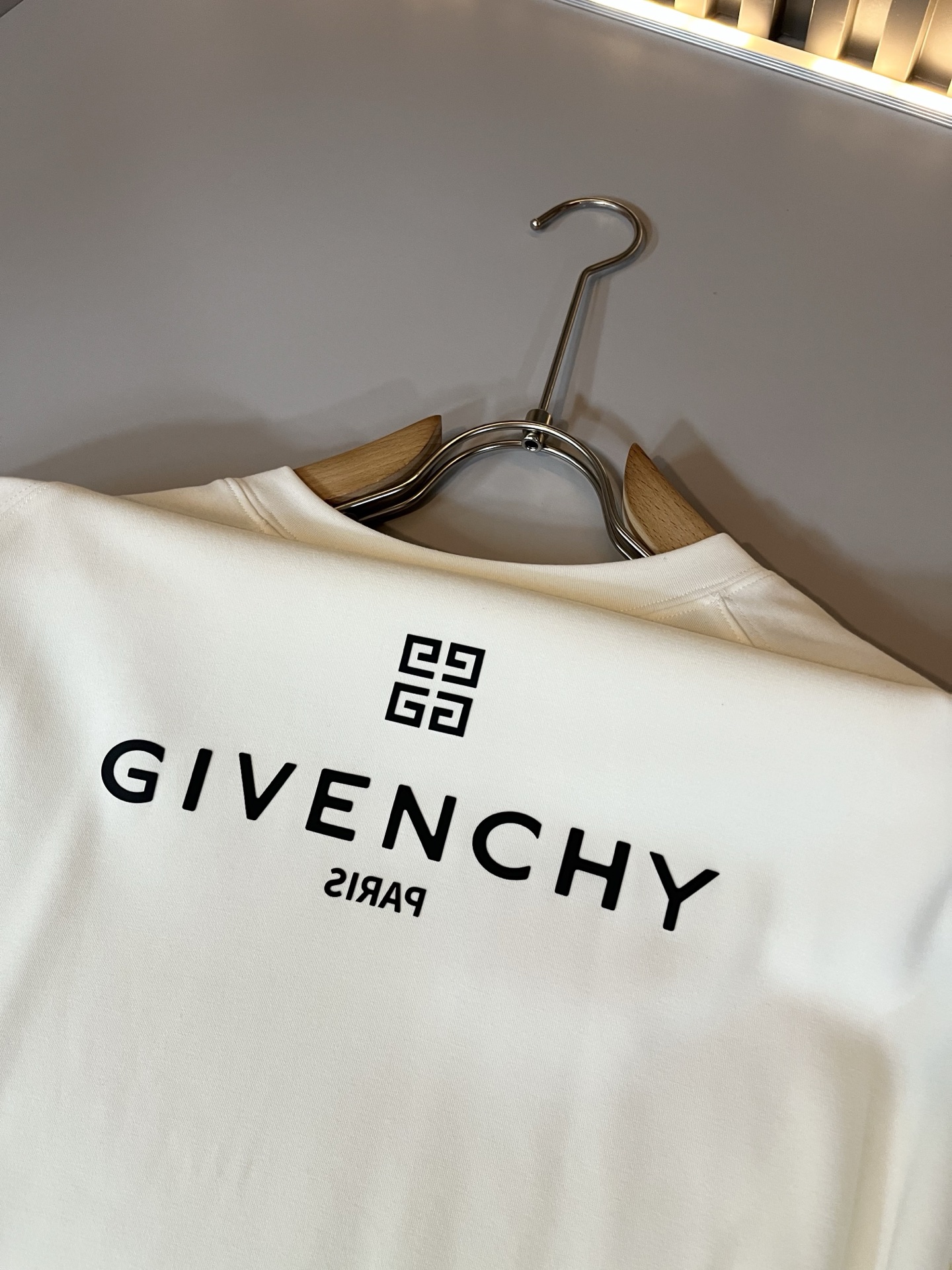 Giv*chy/纪*希2025秋冬新款男士打底衫，主创时尚注入了全新时尚能量。通过探索各种题材和性感魅力