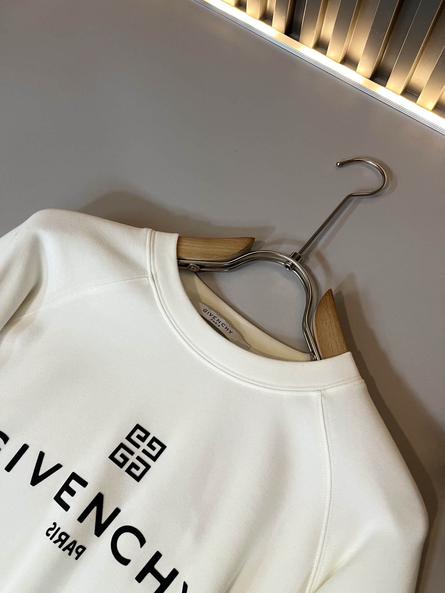 Giv*chy/纪*希2025秋冬新款男士打底衫，主创时尚注入了全新时尚能量。通过探索各种题材和性感魅力