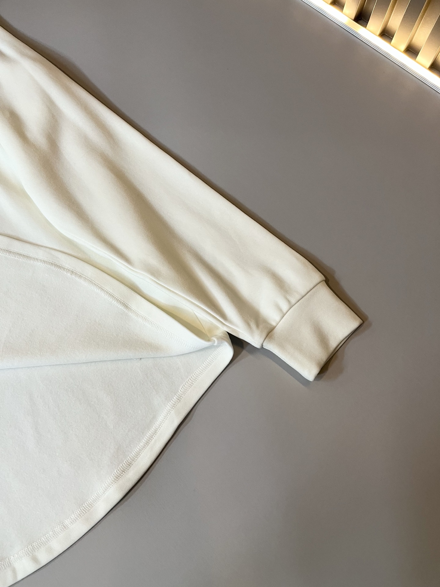 Giv*chy/纪*希2025秋冬新款男士打底衫，主创时尚注入了全新时尚能量。通过探索各种题材和性感魅力