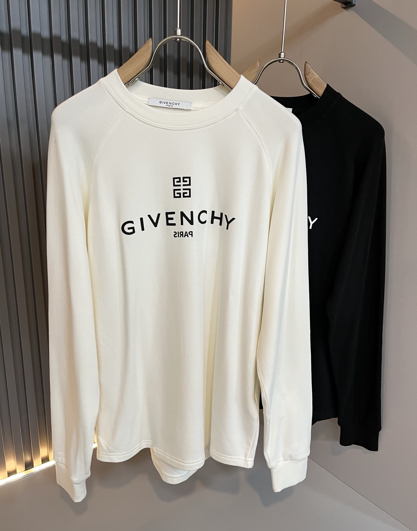 NO:598403,Giv*chy/Ji*xi's new autumn and winter men's bottoming shirt, the main fashion injects new fashion energy. By exploring various themes and sexy charm, it is highly recognizable and leads the new street fashion trend. This style is the exclusive design element of G family, with logo pattern laminated design!  Perfect integration, the pattern is extremely clear and restored, highlighting the elegant style of the brand. It is made of original pure cotton material, the fabric is tight and high-end, and can be easily controlled on the upper body, showing casual and comfortable fashion charm. Sizes M-2XL,, gucci, alexander wang19860909Giv*chy/纪*希秋冬新款男士打底衫,主创时尚注入了全新时尚能量.通过探索各种题材和性感魅力,极具辨识度,引领全新街头时尚潮流.该款是G家独家的出彩设计元素,标识logo图案压胶设计！完美融合,图案清晰还原度极高,彰显品牌优雅格调.选用原版纯棉材质,面料紧实高级,上身均可轻松驾驭,展现休闲自在时尚魅力.尺码M-2XL,,gucci,alexander wang,Men's clothing