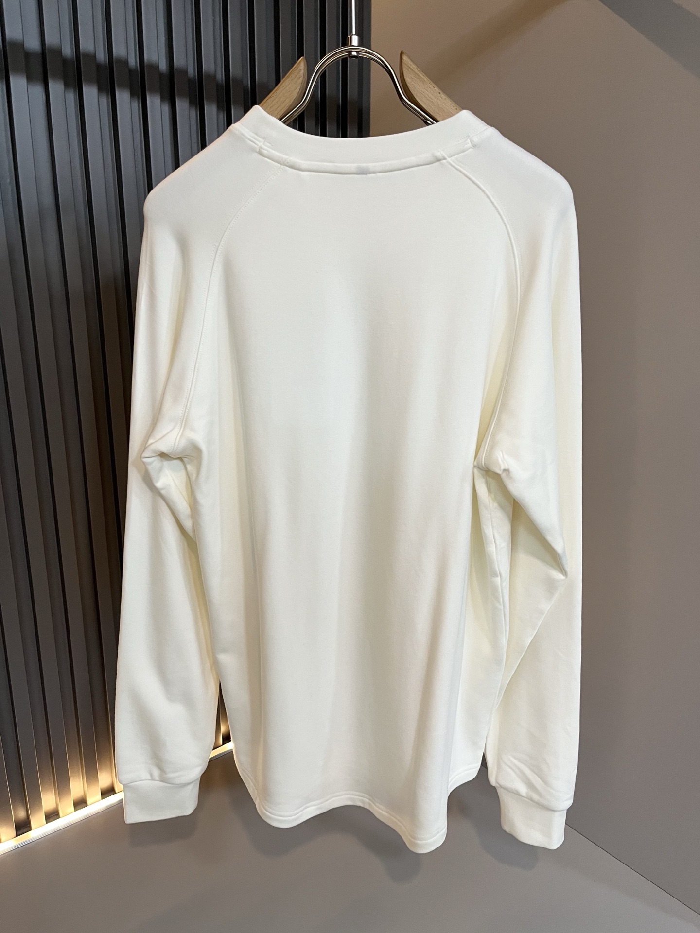 Giv*chy/纪*希2025秋冬新款男士打底衫，主创时尚注入了全新时尚能量。通过探索各种题材和性感魅力