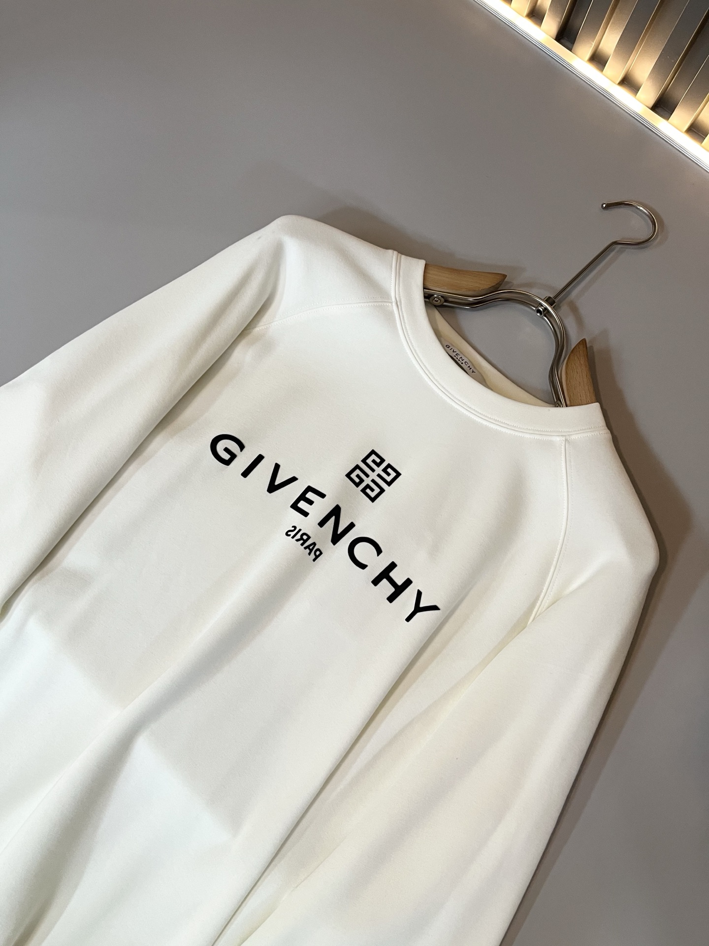 Giv*chy/纪*希2025秋冬新款男士打底衫，主创时尚注入了全新时尚能量。通过探索各种题材和性感魅力