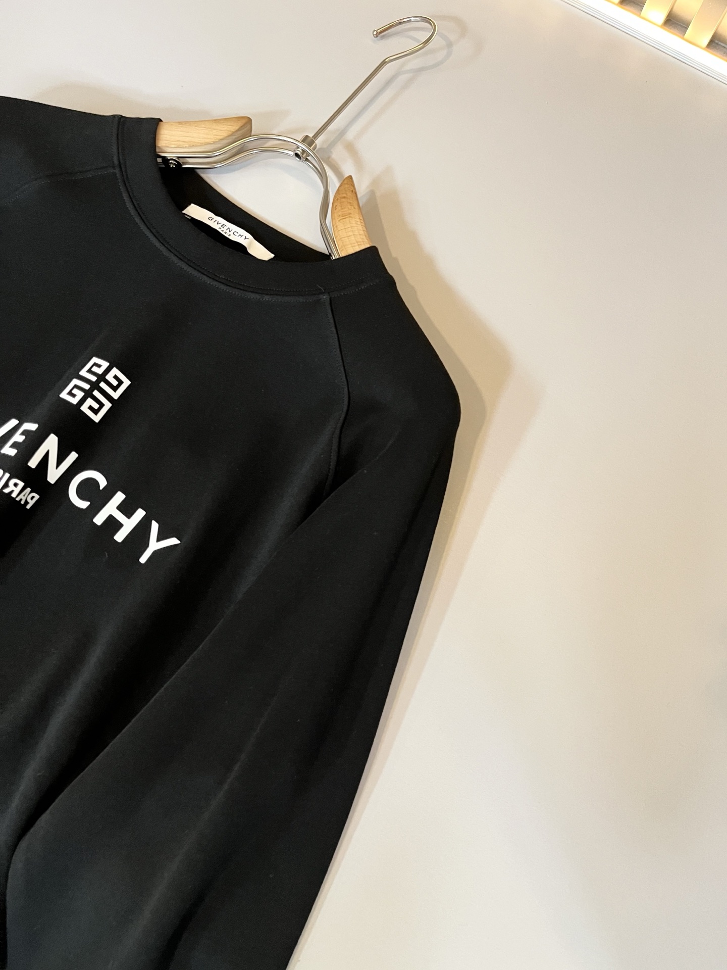 Giv*chy/纪*希2025秋冬新款男士打底衫，主创时尚注入了全新时尚能量。通过探索各种题材和性感魅力