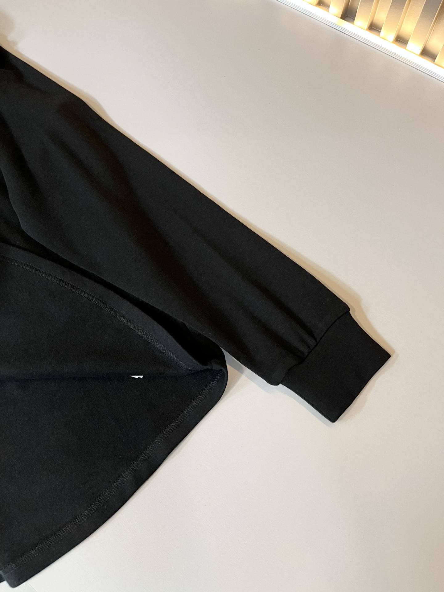 Giv*chy/纪*希2025秋冬新款男士打底衫，主创时尚注入了全新时尚能量。通过探索各种题材和性感魅力