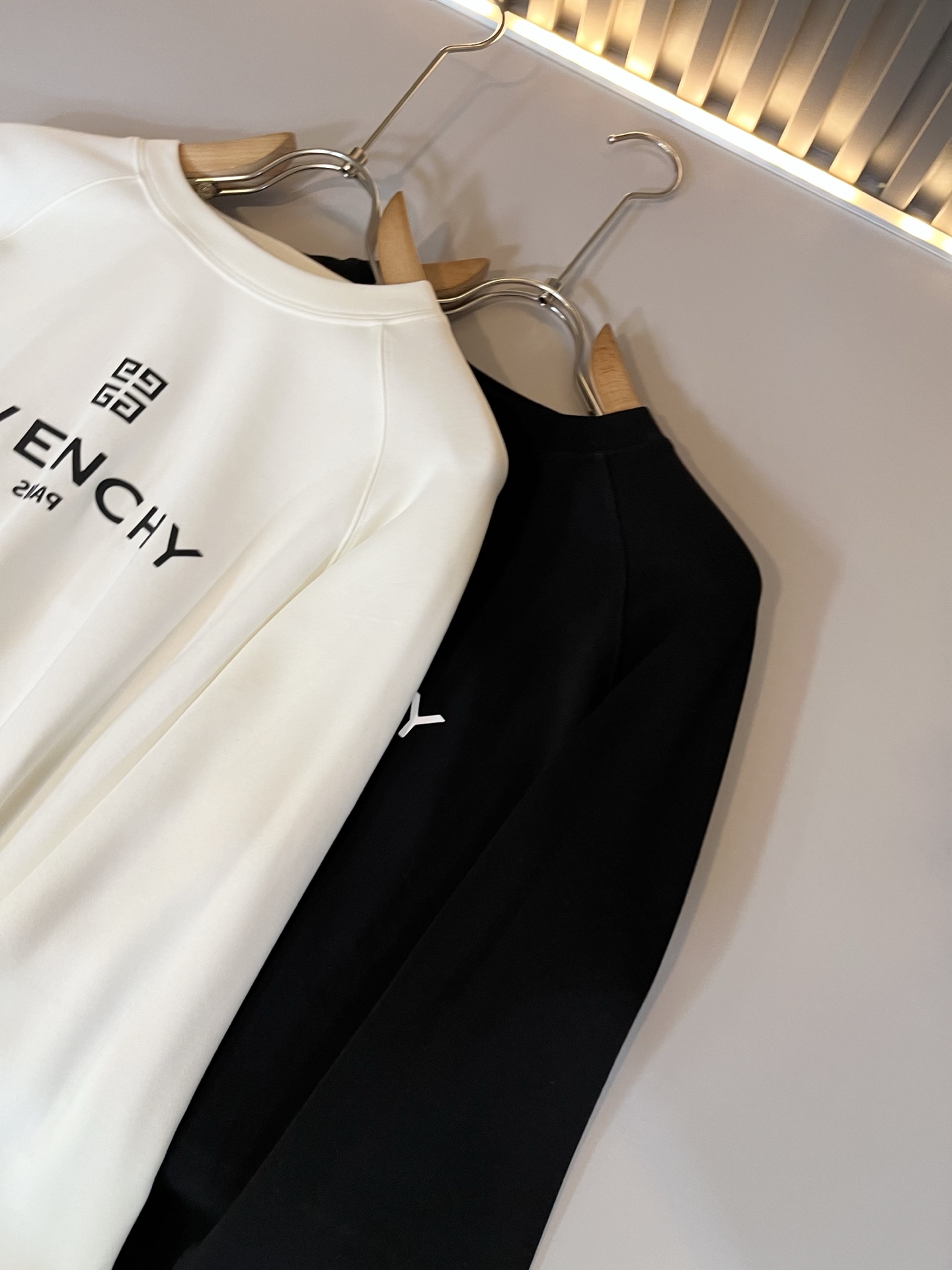 Giv*chy/纪*希2025秋冬新款男士打底衫，主创时尚注入了全新时尚能量。通过探索各种题材和性感魅力