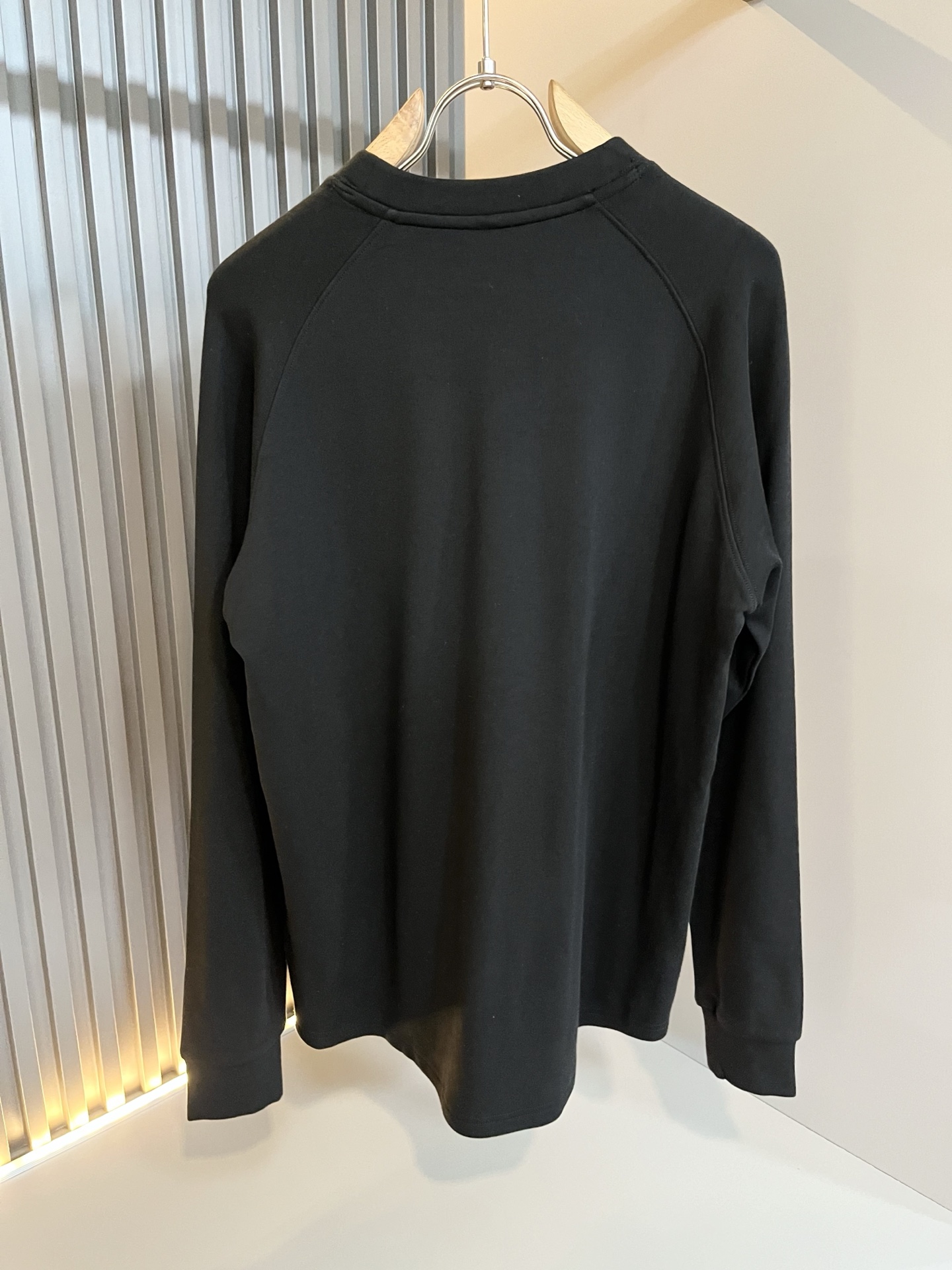 Giv*chy/纪*希2025秋冬新款男士打底衫，主创时尚注入了全新时尚能量。通过探索各种题材和性感魅力