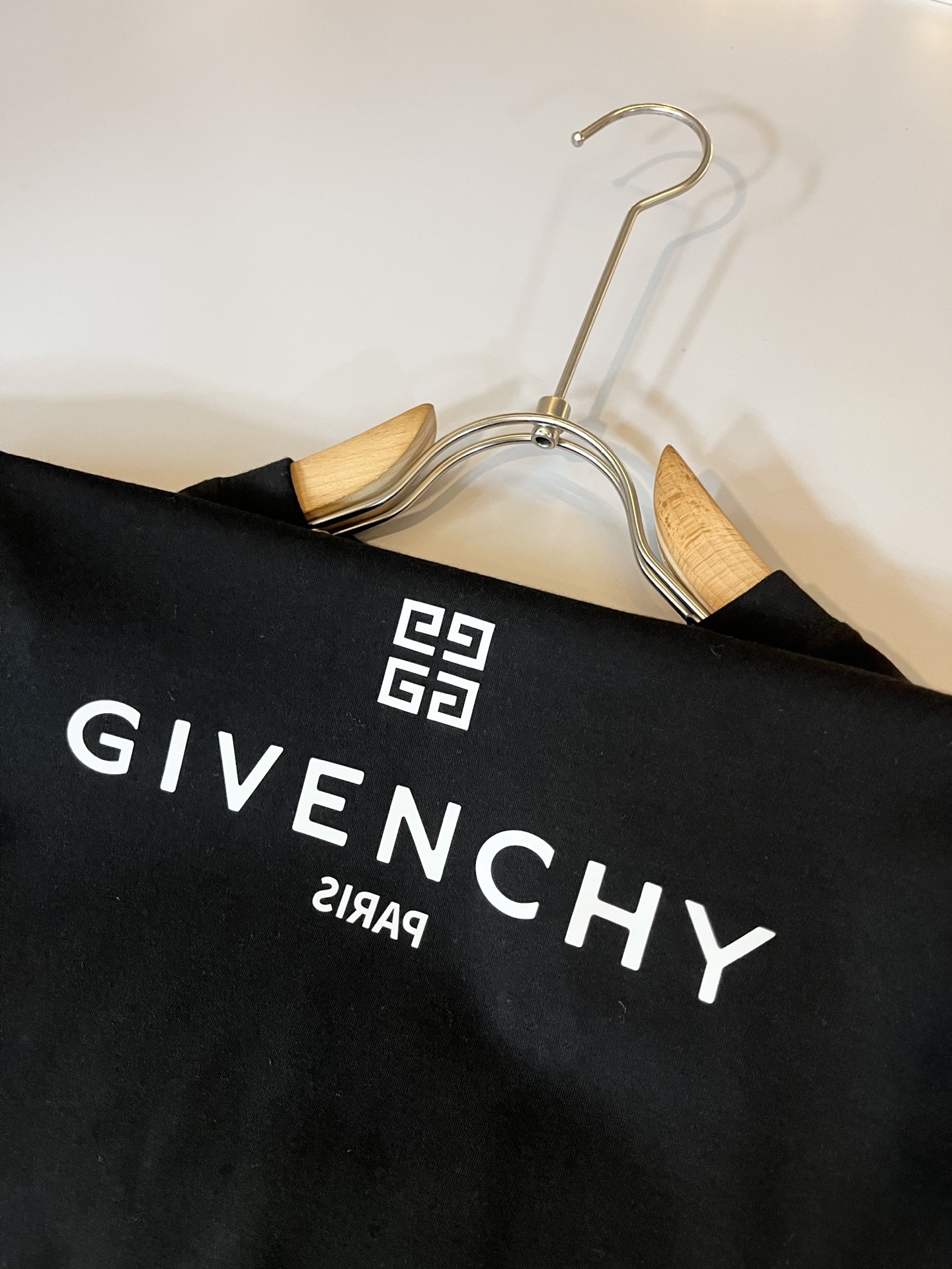 Giv*chy/纪*希2025秋冬新款男士打底衫，主创时尚注入了全新时尚能量。通过探索各种题材和性感魅力