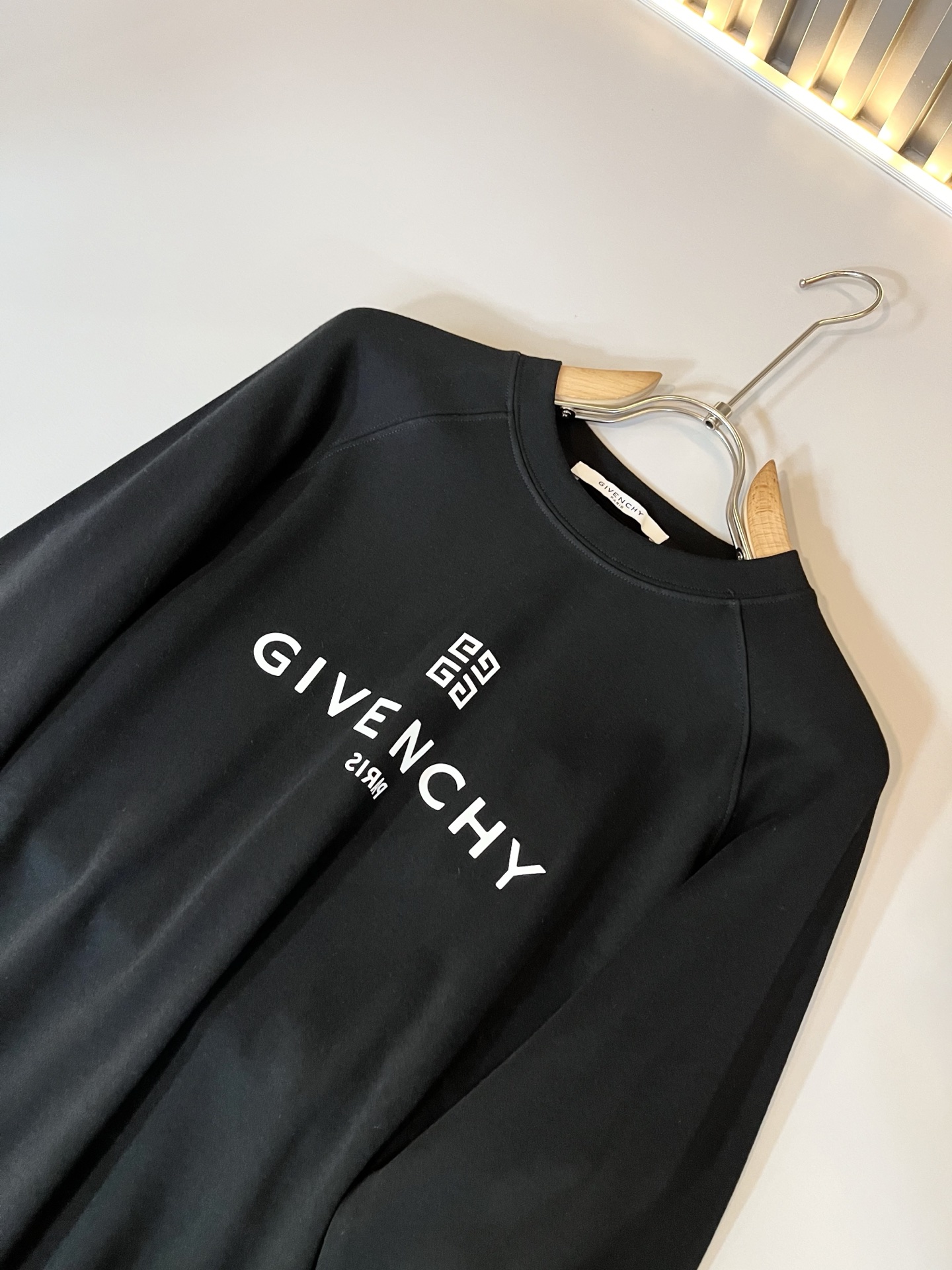 Giv*chy/纪*希2025秋冬新款男士打底衫，主创时尚注入了全新时尚能量。通过探索各种题材和性感魅力