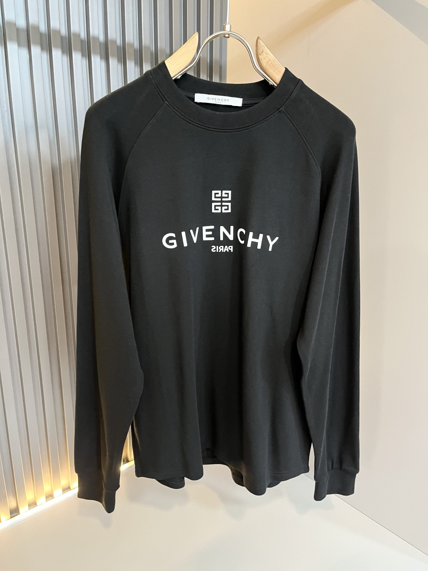 Giv*chy/纪*希2025秋冬新款男士打底衫，主创时尚注入了全新时尚能量。通过探索各种题材和性感魅力