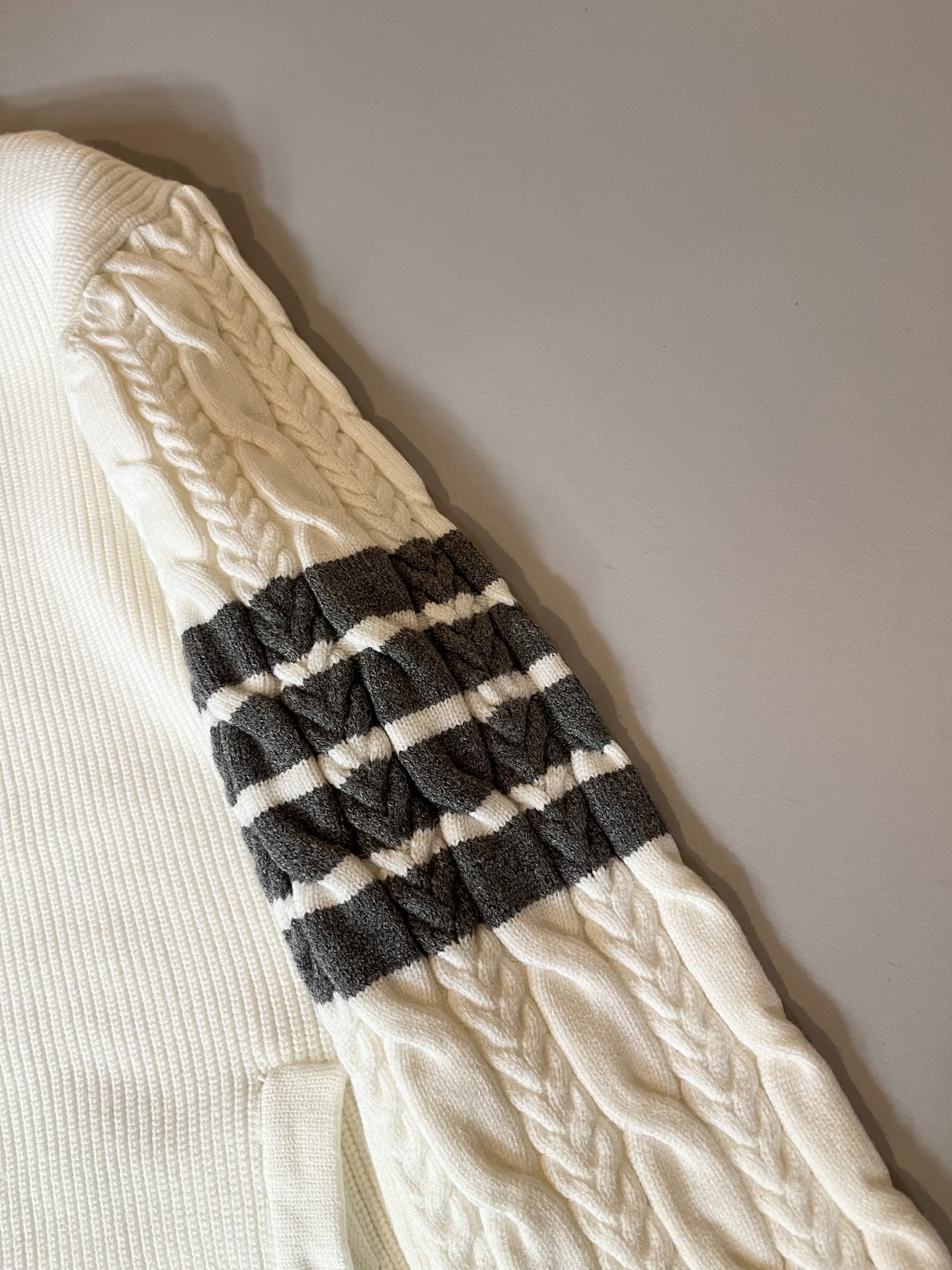 ThomBrow*e汤姆*朗2025秋冬新款男女同款👫拉链针织羊毛开衫，今年的专柜新品，男女同款👫超软羊