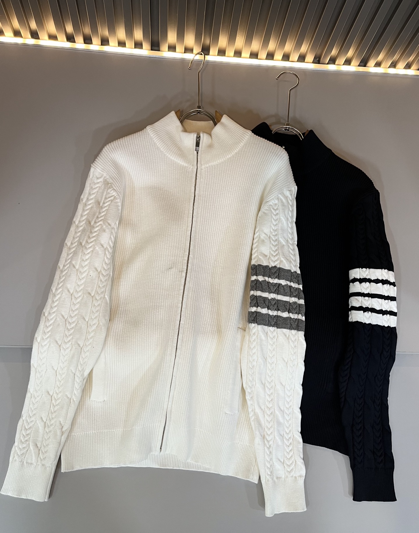 ThomBrow*e汤姆*朗2025秋冬新款男女同款👫拉链针织羊毛开衫，今年的专柜新品，男女同款👫超软羊