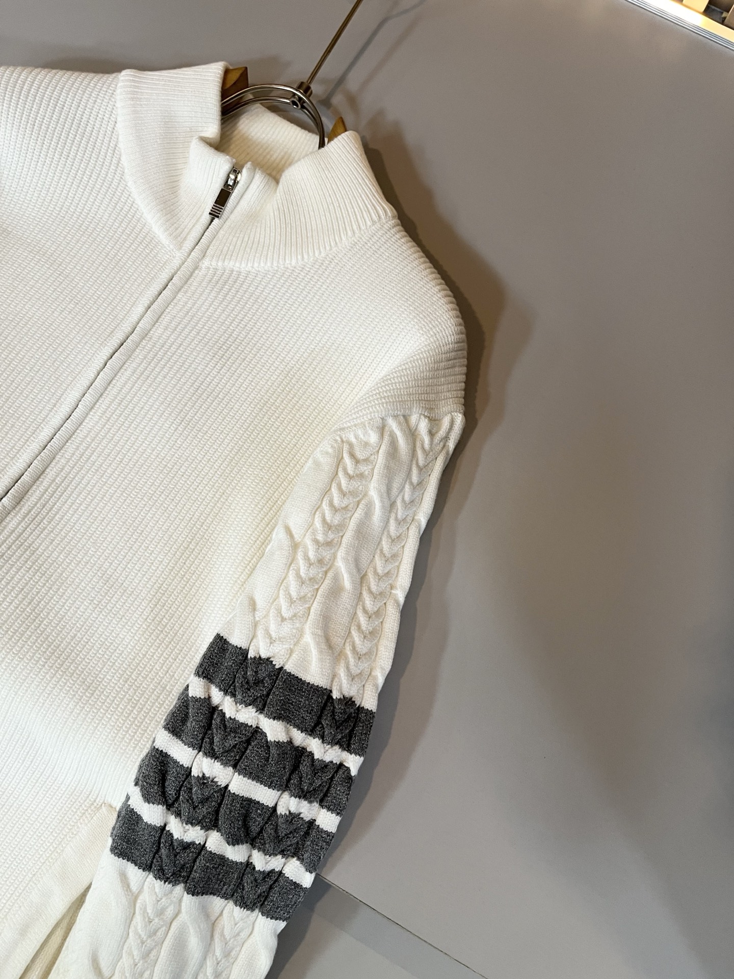 ThomBrow*e汤姆*朗2025秋冬新款男女同款👫拉链针织羊毛开衫，今年的专柜新品，男女同款👫超软羊