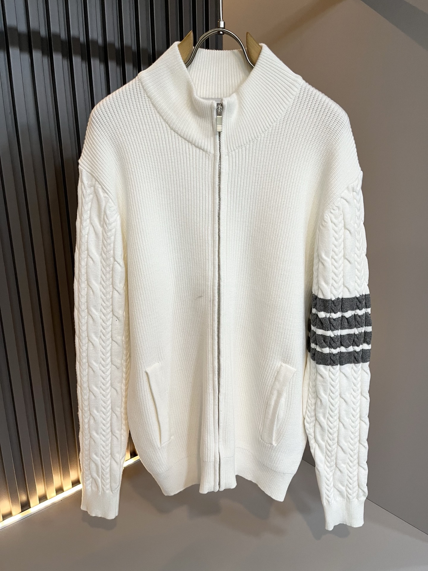 ThomBrow*e汤姆*朗2025秋冬新款男女同款👫拉链针织羊毛开衫，今年的专柜新品，男女同款👫超软羊