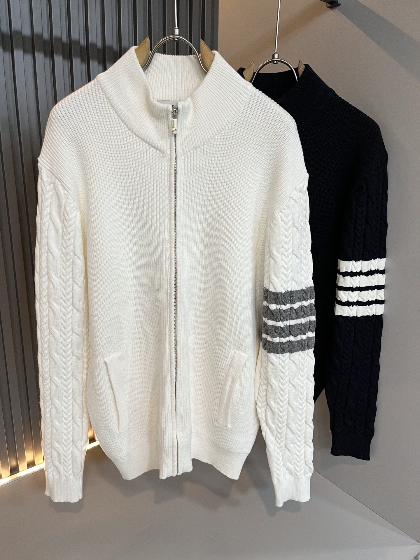 NO:598408,ThomBrow*e's new autumn and winter zipper knitted wool cardigan for men and women, this year's new counter product, super soft wool fabric for men and women!  A fashionable and versatile model for the city, it is sure to be super popular this year. It is a must-have artifact for autumn and winter. It has a unique texture and a soft and smooth feel. It is not a product that can be compared with ordinary fabrics. Regular knitted wool fabric design, crocheted with classic iconic stripe design!  A rare model that can only be found. Very attractive design, liningless inseam binding technology, and very detailed. It is a model that requires a lot of attention to technology. Details determine the high-end. Minimalist design elements of the season, a must-have item for trendy men, perfect fit, highly recommended!  Size M-3XL,,alexander wang19860909ThomBrow*e汤姆*朗秋冬新款男女同款拉链针织羊毛开衫,今年的专柜新品,男女同款超软羊毛面料！时尚都市百搭款,今年必定超火爆,秋冬必备神器,质感独特,手感柔嫩顺滑,不是一般面料所能对比的产品.常规的针织羊毛面料设计,钩织搭配经典标识性经典条纹设计！可遇不可求的款 非常极具魅力的设计,无里布内缝包边工艺,细节非常到位,要非常讲究技术的一款,细节决定高端.极简当季的设计元素,潮男必备单品,完美版型,强烈推荐！尺码M-3XL,,alexander wang,Men's clothing