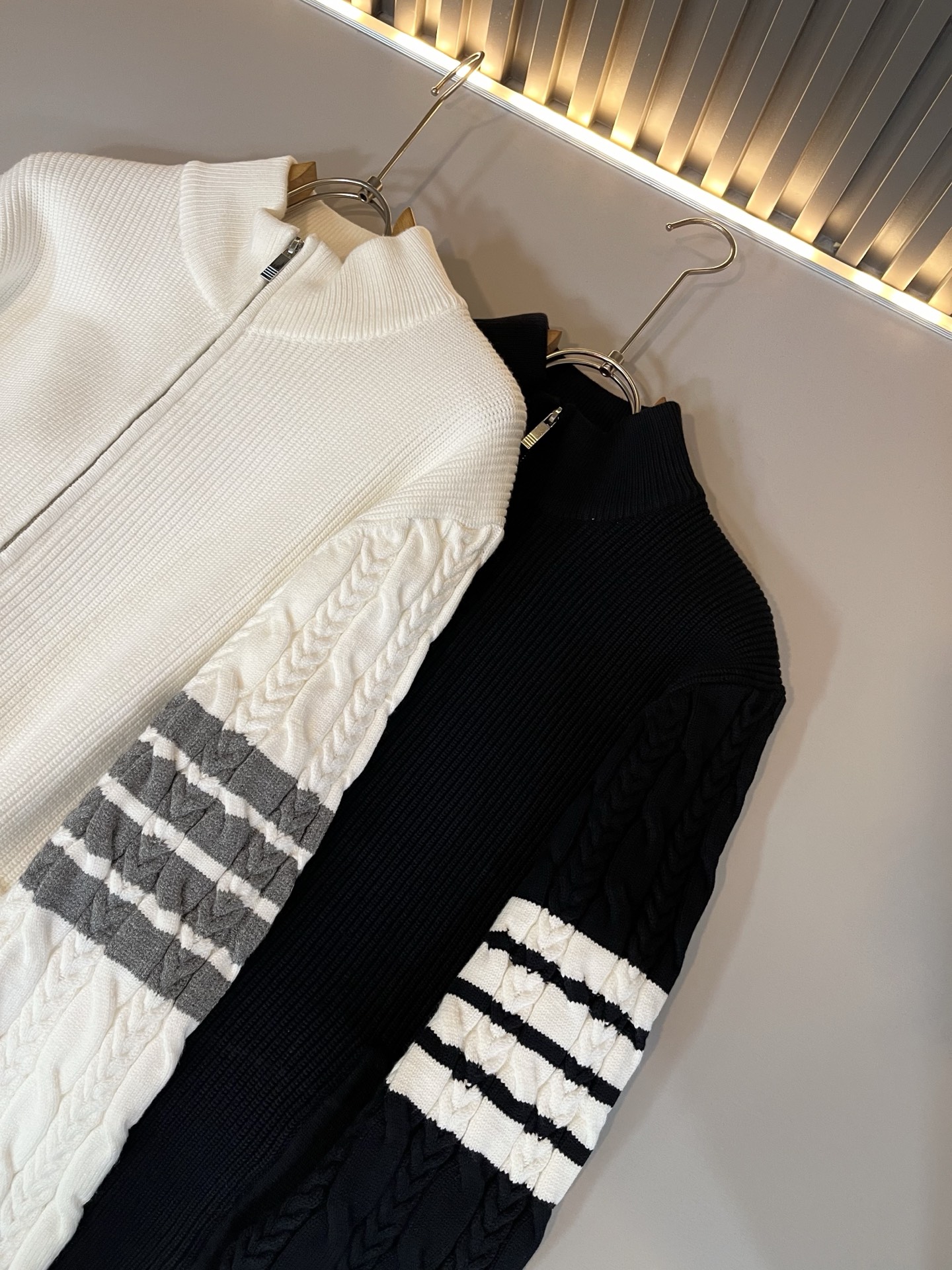 ThomBrow*e汤姆*朗2025秋冬新款男女同款👫拉链针织羊毛开衫，今年的专柜新品，男女同款👫超软羊