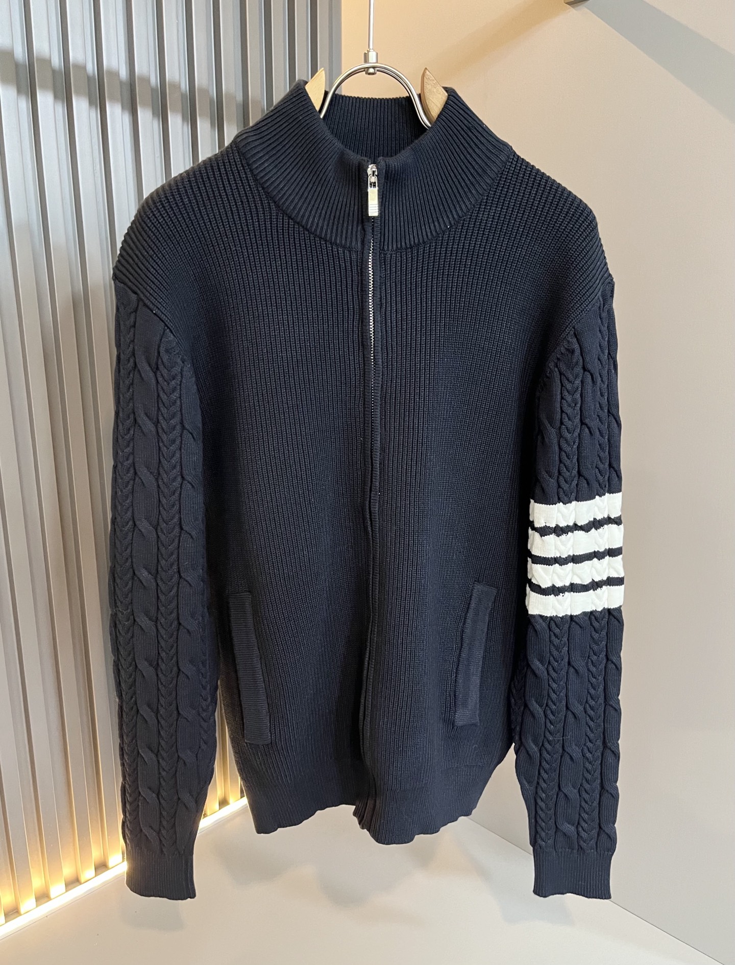 ThomBrow*e汤姆*朗2025秋冬新款男女同款👫拉链针织羊毛开衫，今年的专柜新品，男女同款👫超软羊