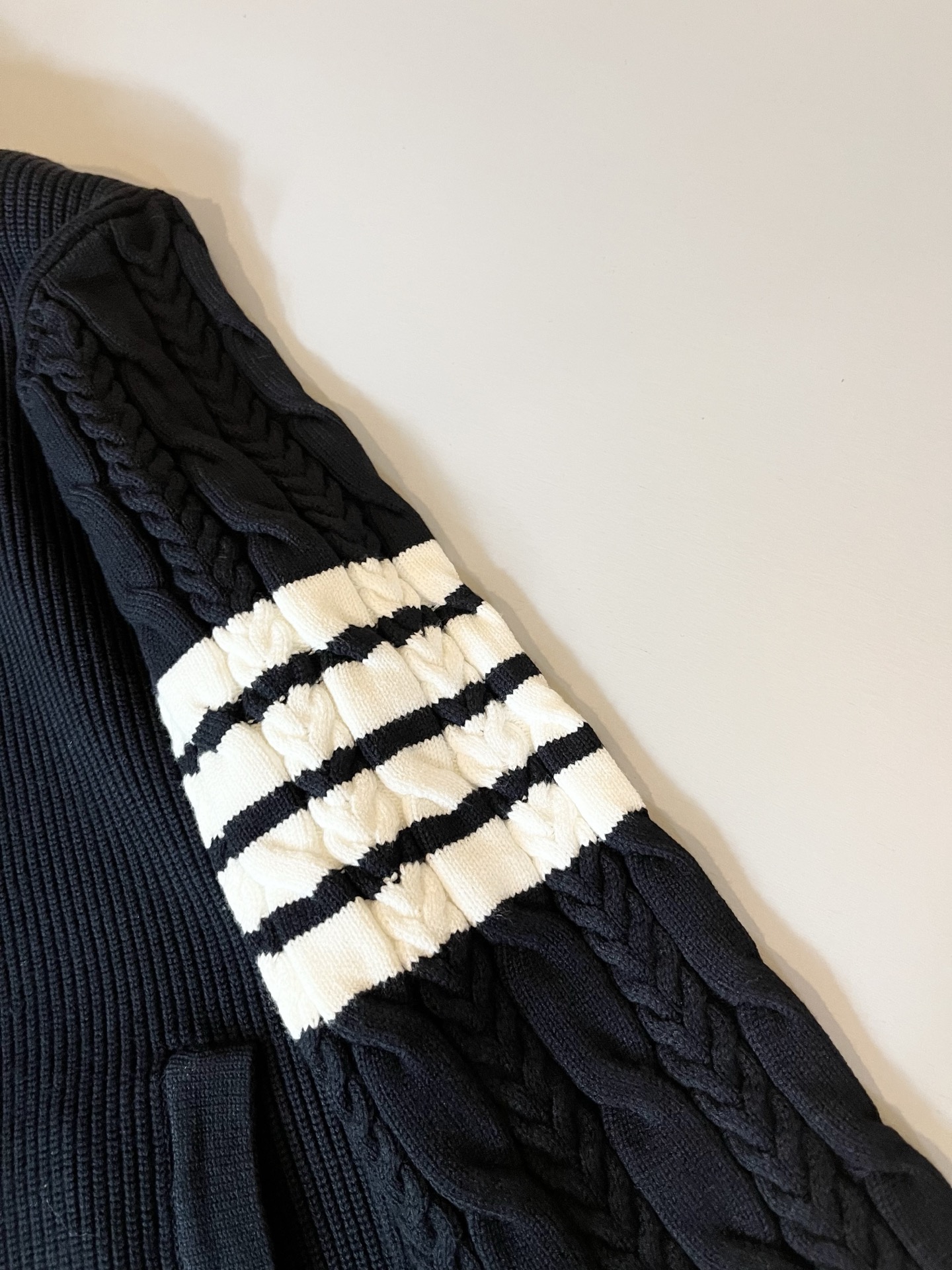 ThomBrow*e汤姆*朗2025秋冬新款男女同款👫拉链针织羊毛开衫，今年的专柜新品，男女同款👫超软羊