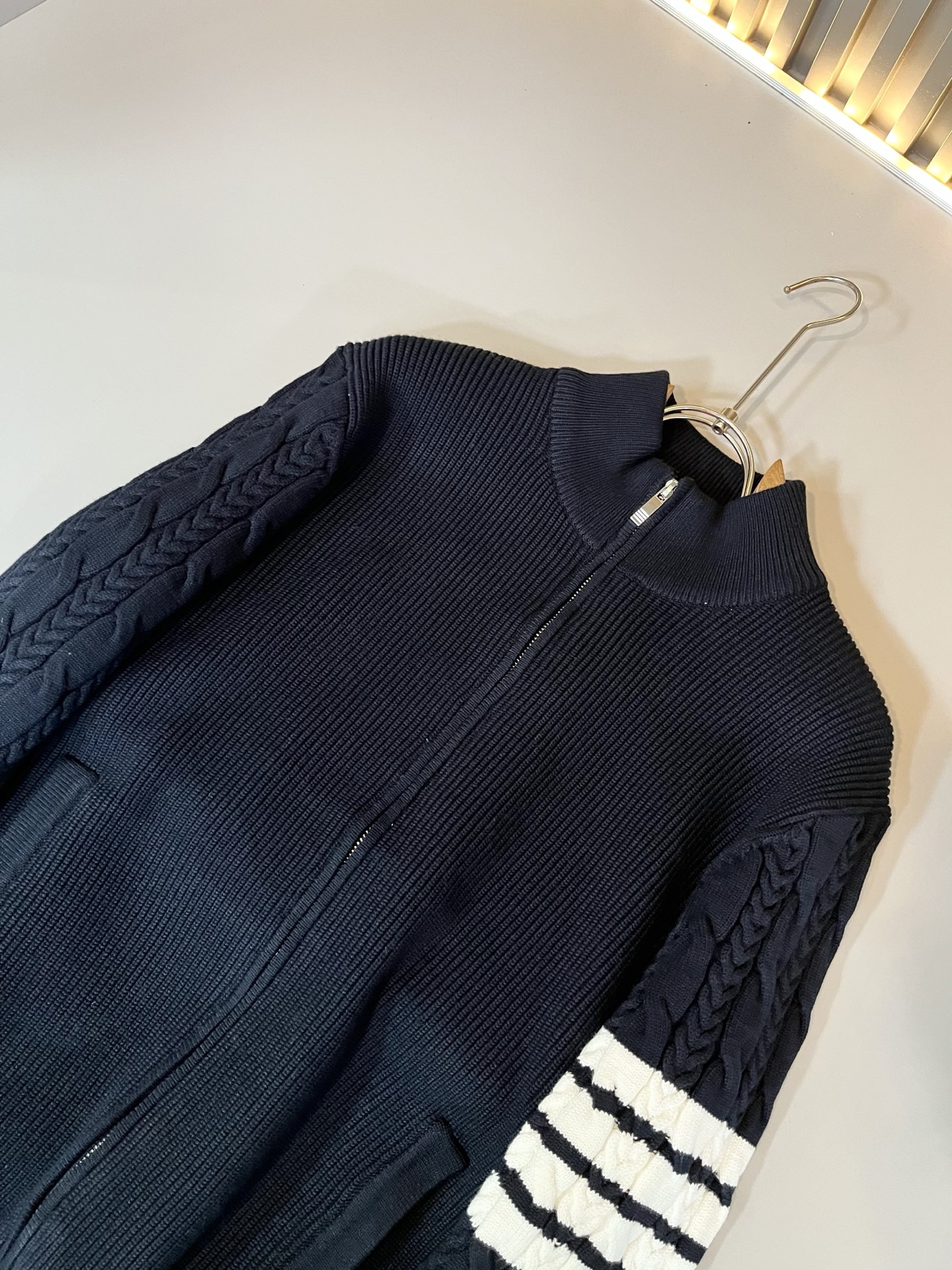 ThomBrow*e汤姆*朗2025秋冬新款男女同款👫拉链针织羊毛开衫，今年的专柜新品，男女同款👫超软羊