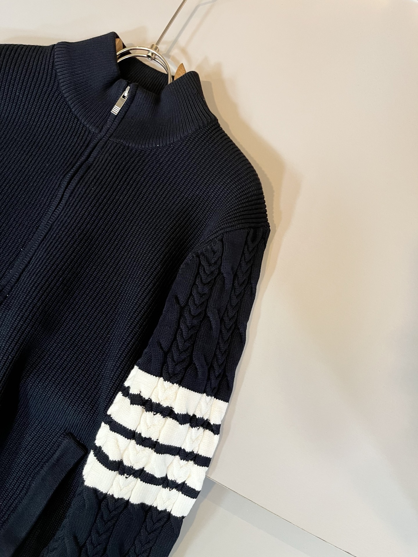 ThomBrow*e汤姆*朗2025秋冬新款男女同款👫拉链针织羊毛开衫，今年的专柜新品，男女同款👫超软羊