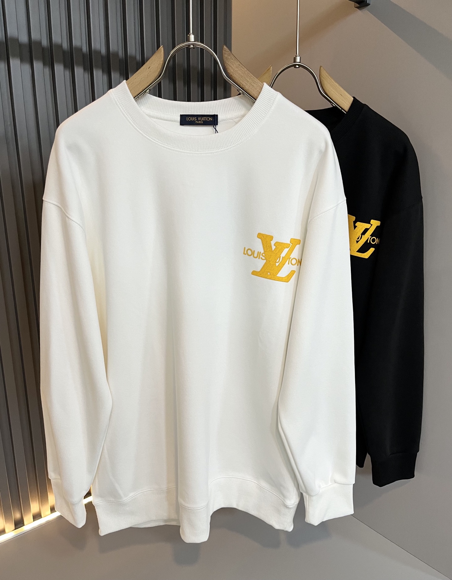 NO:600592,LouisVuitt* Louis*den 2025 new series of sweatshirts are online. It is a very fashionable and avant-garde short-sleeved T-shirt for men and women, decorated with logo pattern printing technology!  It is different from the past and declares the design concept that the brand has inherited for many years!  Its eye-catching appeal is no less than any classic style, perfectly presenting the sense of fashion, high-end and luxury to the world!  It is made of imported 100% cotton material supplied by customers. It is a selection of high-quality 320g pure cotton fabrics. It feels soft, waxy and skin-friendly. It will definitely exceed your imagination when you get it. It is extremely comfortable and breathable. Even if you sweat profusely, you will not feel greasy or stuffy at all. It maximizes sweat wicking and moisture absorption!  Size M-3XL,,louis vuitton,louis vuitton,hoodie,sweatshirts,T-shirt,tees,t-shirt,alexander wang19860909LouisVuitt*路易*登 2025卫衣全新系列单品上线,非常时髦前卫的一款男女同款短袖T恤,标识logo图案印花工艺修饰！区别于以往的不同,宣示品牌传承多年的设计理念！其吸睛度完全不亚于任何经典款式,将时髦高级感与奢华感完美呈现在世人眼前！客供进口全棉材质制成,精选优质320g纯棉面料,触感软糯亲肤细腻,实物到手绝对超乎你的想象,贴身无比舒适透气,即便是汗流浃背也不会有腻身及闷热感可言,将排汗吸湿性发挥到了极致！尺码M-3XL,,louis vuitton,louis vuitton,hoodie,sweatshirts,T-shirt,tees，t-shirt,alexander wang,Men's clothing