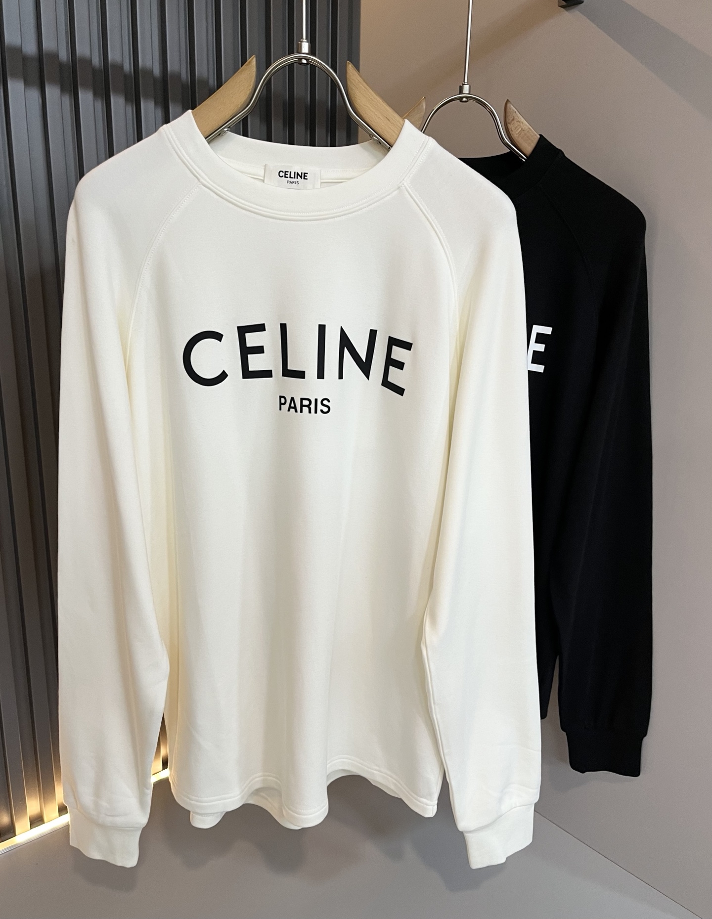 NO:598394,CELIN*Selin's new fashionable casual round-neck bottoming shirt for autumn and winter. It is rarely available through trading company channels and will be sold simultaneously on the official website!  Recommended fashion styles for the fall of 2025. CE, which is becoming more and more young and new, not only retains the classics, but also continuously incorporates youthful elements. It is really exciting!  This latest short T-shirt for early autumn is designed with timeless classic logo lamination technology on the front and back!  The contrasting neckline design, which is simple yet high-end, is enough to highlight a new theme. The style setting is both retro and fashionable, and can be worn with various temperaments!  The clear and three-dimensional details of the logo highlight the perfect appearance and texture!  Baby cotton velvet fabrics are provided by customers. Please hurry up and take them away!  Size M-2XL,,celine,alexander wang19860909CELIN*瑟琳 秋冬打底新款时尚休闲圆领打底衫,贸易公司渠道稀出,同步官网发售！25年秋季时尚新款推荐,越来越向年轻新势力迸发的CE,除了保留经典的同时,不断融入年轻化元素,确实令人期待！这款早秋最新发售的短Tee,前后永不过时的经典Logo压胶工艺设计！搭色简约而又不失高级感的撞色领口设计,足以凸显出全新的主题,复古与时髦兼顾的风格设定,可以应对各种气质范儿穿搭！logo清晰立体的细节,凸显完美的品相与质感！客供婴儿绒棉面料,各位抓紧时间带走吧！尺码M-2XL,,celine,alexander wang,Men's clothing