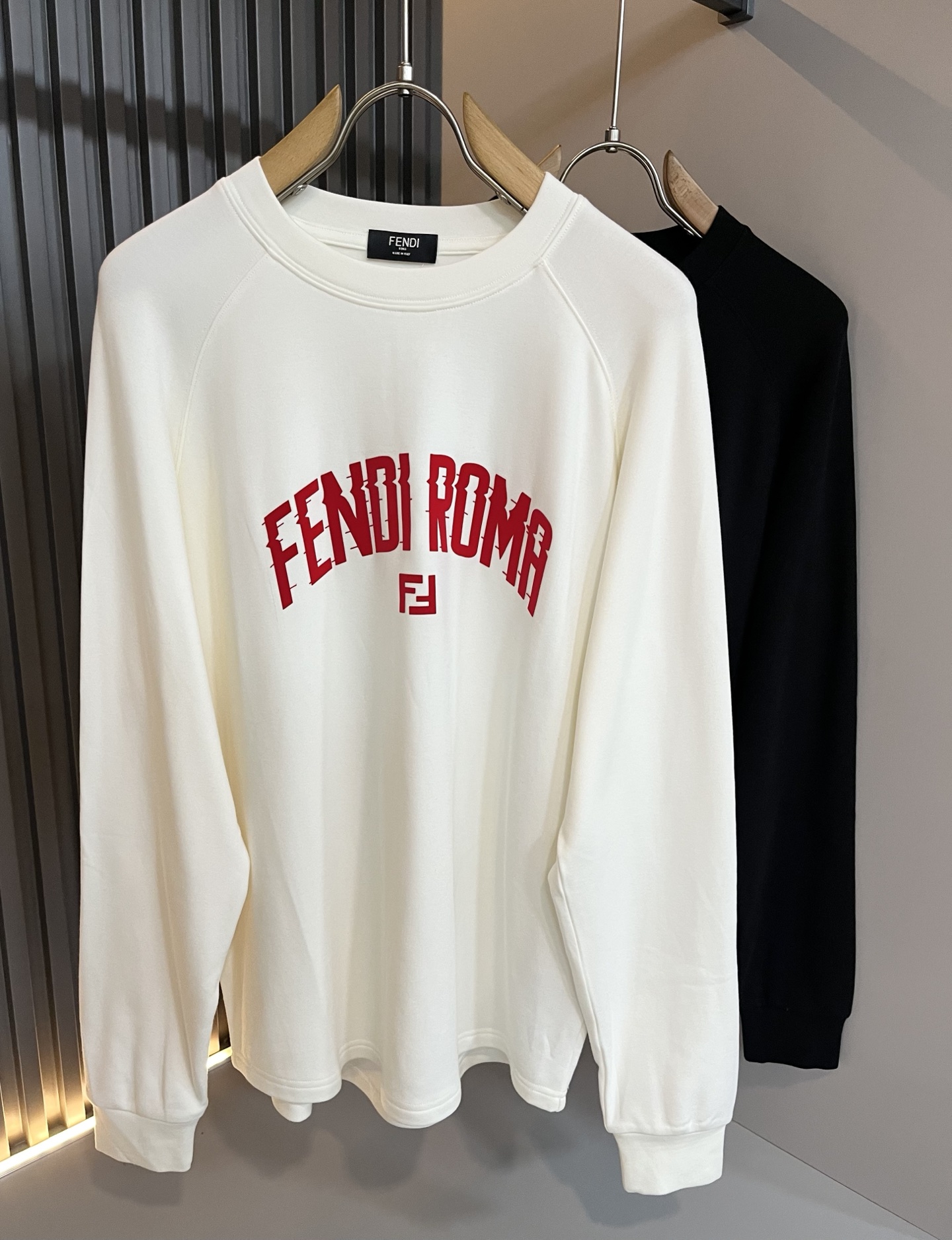 NO:598414,FEN*I Fen*di autumn and winter new FD family FF same style bottoming shirt for men and women, versatile and very short sleeves for men and women. Italian original order, popular item of FD family, simple and solid color. It is the enduring iconic product of FD family, full of representativeness and full sense of specification. It is worth buying for all FD fans!  Pure Italian channel order, the FD family's high-end and popular product, a very popular item at the moment, with the iconic letter logo pattern laminated and decorated!  High-end goods worth keeping for yourself and giving away!  Trendy and good-looking, full of trendy atmosphere, extremely high-grade and standard, and using a very classic black and white two-color combination, which gives a strong visual impact and is highly recognizable. It is made of top-grade exclusive pure cotton fabric, feels soft, delicate and comfortable, and the appearance is quite advanced and classy!  It perfectly interprets the charm of the brand and leaves a deep impression on people. It is more fashionable and charming, and the upper body is simple, elegant and fashionable, and there is no pressure to wear it!  Wear it alone or paired with it, it’s a beautiful sight that can’t be ignored!  Size M-2XL,,fendi,dior,T-shirt,alexander wang19860909FEN*I 芬*迪秋冬新款FD家族FF男女同款打底衫,男女同款百搭极简短袖.意大利原厂订单,FD家族人气单品,简约纯色系打造.FD家族经久不衰的标志性臻品,代表性十足,规格感十足的精品,所有FD粉丝都值得抢购的精品！纯正意代渠道订单,FD家族的高奢人气爆款产物,当下十分火爆的单品,标志性字母logo图案压胶修饰！值得自留和送人的高端货！新潮又好看,潮流气息感十足,档次规格感极高,并且采用十分经典的的黑白双色搭配,给人的视觉冲击感相当强烈,有着极高的辨识度,顶级专属纯棉面料,打造,触感柔软细腻舒适,品相相当高级有档次！完美诠释品牌魅力,给人留下深刻印象.更具时尚与韵味,上身简约大方时尚,对于穿搭更是毫无压力！单穿内搭都极有味道,不可忽视的靓丽风景线！ 尺码M-2XL,,fendi,dior,T-shirt,alexander wang,Men's clothing