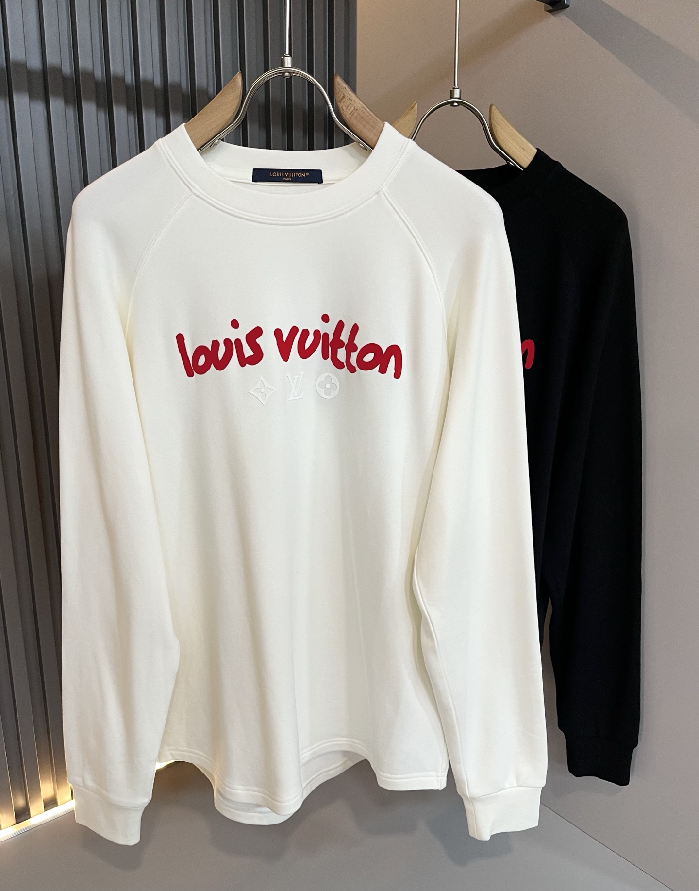 NO:600601,LouisVuitt* Louis*den's new 2025 autumn and winter men's long-sleeved bottoming shirt, very fashionable with logo embossed decoration on the chest!  It is different from the past and declares the design concept that the brand has inherited for many years!  Its eye-catching appeal is no less than any classic style, perfectly presenting the sense of fashion, high-end and luxury to the world!  Made from carefully selected high-quality pure cotton fabrics, it feels soft, waxy, and delicate against the skin. The actual product will definitely exceed your imagination, and it will be used to the extreme!  Size M-2XL,,louis vuitton,louis vuitton,alexander wang19860909LouisVuitt*路易*登 2025秋冬新款男士长袖打底衫,非常时髦胸前logo压胶修饰！区别于以往的不同,宣示品牌传承多年的设计理念！其吸睛度完全不亚于任何经典款式,将时髦高级感与奢华感完美呈现在世人眼前！精选优质纯棉面料,触感软糯亲肤细腻,实物到手绝对超乎你的想象,发挥到了极致！尺码M-2XL,,louis vuitton,louis vuitton,alexander wang,Men's clothing