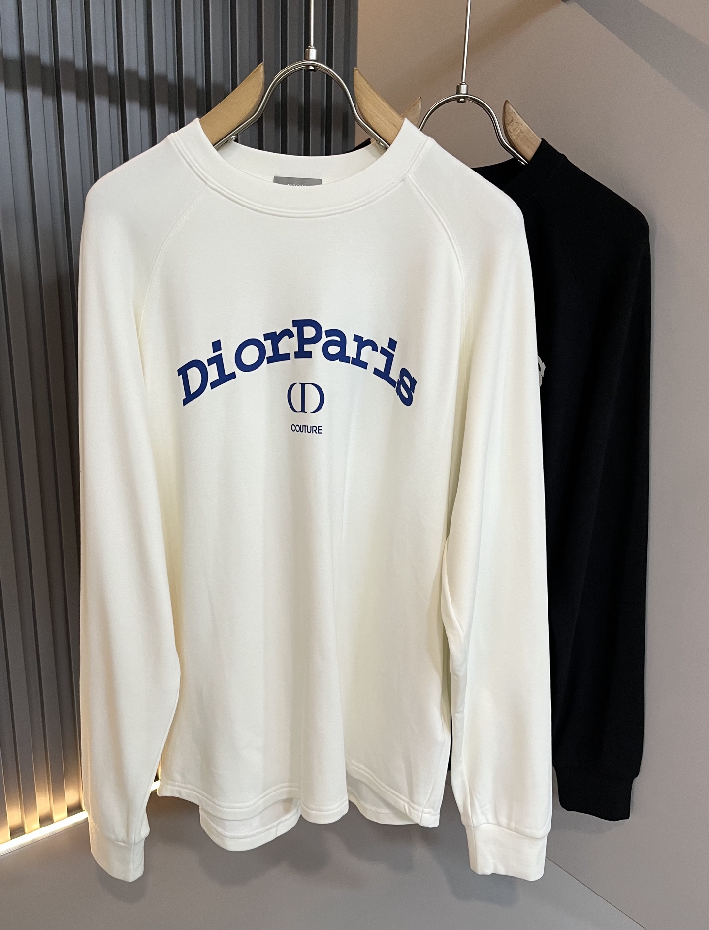 NO:599397,Dio*Dijia's new 2025 autumn and winter long-sleeved bottoming shirts for men and women are on sale simultaneously at counters!  Customized exclusive 260g pure cotton fabric, customized original craft thread, chest logo pattern laminated craft design!  Simple and elegant, easy to match and versatile, extremely high-grade, perfectly integrated into fashion and style, it is a top-notch fashionable style that is perfect for outer wear!  The whole thing gives people a natural feeling!  The ultimate classic versatile short-sleeved T-shirt, designed with the latest three-dimensional letter logo laminated elements!  The ultimate heavy work, the ultimate perfection!  Fans who pursue high quality should rush to buy it by themselves, and we sincerely invite all fans who know the goods to appreciate this model together!  !  Color Black White Size M-2XL,,dior,dior,T-shirt,tees,t-shirt,alexander wang19860909Dio*迪家 2025秋冬新款男女同款长袖打底衫,专柜同步发售！定制专属260克纯棉面料,定制原版工艺螺纹,胸前logo图案压胶工艺设计！简约大方,从容百搭,档次极高,完美融入时尚还有风情感一款完美符合外穿的顶尖时髦气质款！整体给人浑然天成的感觉！极致经典的百搭型短袖T恤,采用最新的立体字母logo压胶元素设计！极致的重工极致的完美！追求高品质的粉丝们请自行抢购,诚邀所有识货的粉丝一同鉴赏此款！！颜色黑色 白色 尺码M-2XL,,dior,dior,T-shirt,tees，t-shirt,alexander wang,Men's clothing