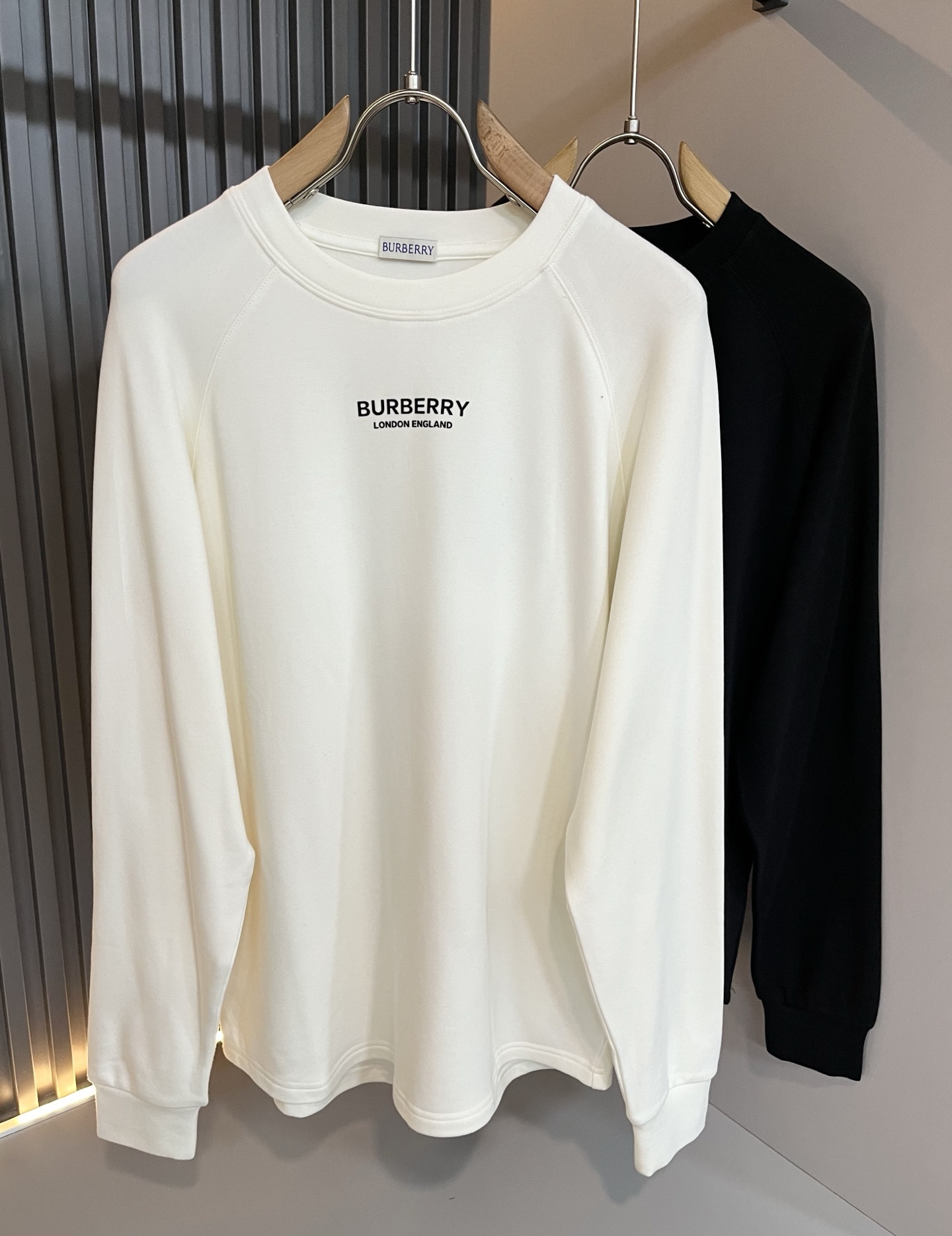 NO:599400,Bur*erry 2025 autumn and winter new men's long-sleeved base layer, the brand's latest design elements!  It’s neither monotonous nor complicated, just the right amount to show off your taste!  Customer-supplied top-quality logo printed fabrics!  Comfortable, sweat-absorbent and breathable are no problem, customized original baby velvet cotton fabric!  The unique sense of luxury presents a simple and elegant temperament!  Chest logo print design!  Full three-dimensional! Standard cutting design!  Every detail is in sync with high-end fashion. Sizes: M-2XL, burberry, alexander wang19860909Bur*erry 巴*莉 2025秋冬新款男士长袖打底,品牌最新设计元素！既不单调也不复杂,恰到好处的展现品味！客供顶级logo印花面料！舒适吸汗透气根本不在话下,定制原版婴儿绒棉面料！独具的高奢感呈现简约优雅气质！胸前logo印花设计！饱满立体!标准裁剪设计！每一处细节都是与高端时尚同步的体现.尺码:M-2XL,,burberry,alexander wang,Men's clothing