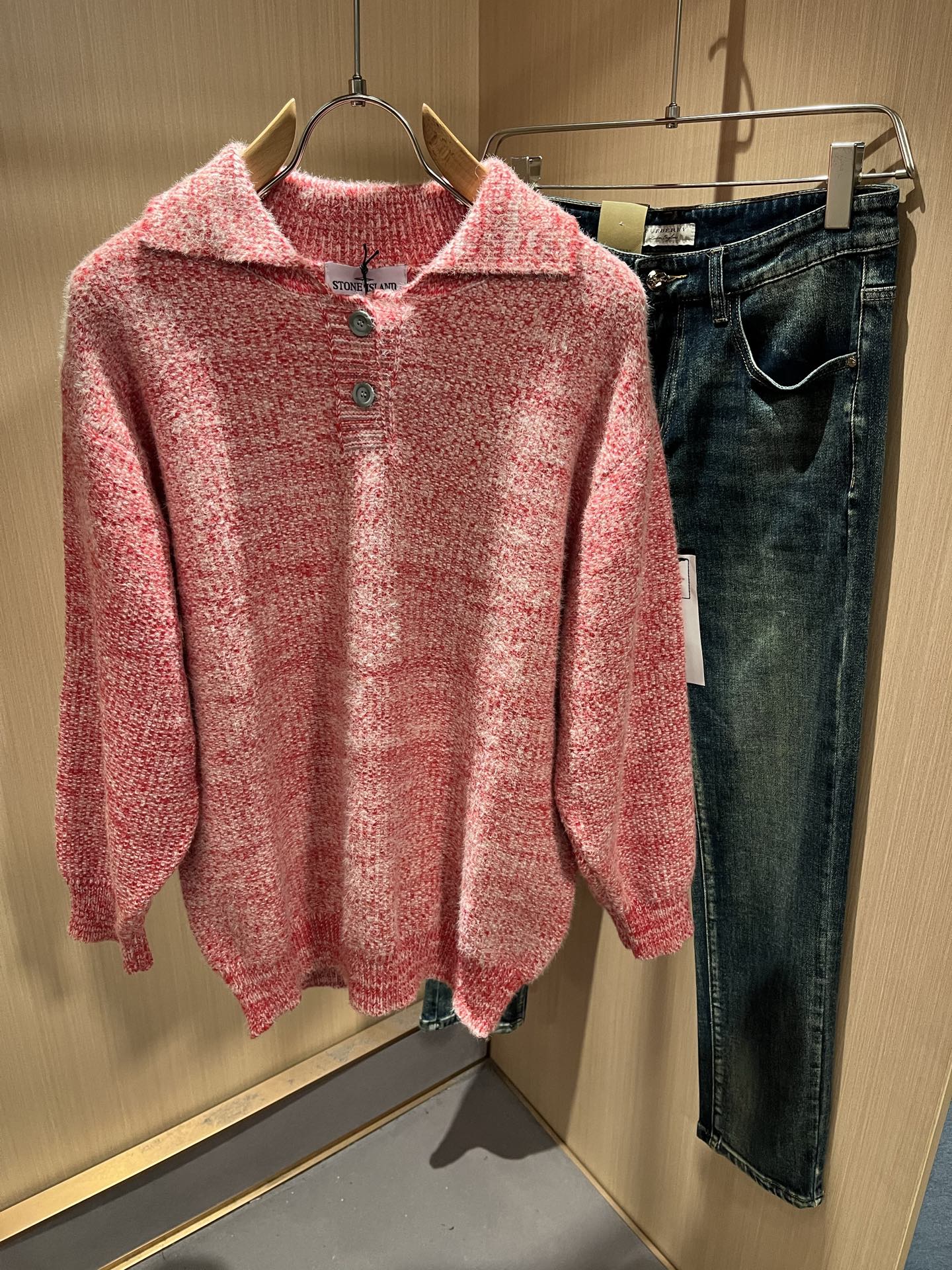 NO:598390,StoneIsland Stone Island's new fall and winter woolen sweaters for men and women, the brand's latest design elements!  It’s neither monotonous nor complicated, just the right amount to show off your taste!  Customized imported knitted wool fabrics for customers!  The unique luxurious three-dimensional feel of the fabric presents a simple and elegant temperament!  Sleeve logo badge modification!  Full of fashionable logo element designs!  Full three-dimensional! Standard cutting design!  Every detail is in sync with high-end fashion. Size: M-3XL,,alexander wang19860909StoneIsland 石头岛秋冬新款男女同款羊毛衫,品牌最新设计元素！既不单调也不复杂,恰到好处的展现品味！客供定制进口针织羊毛面料！面料独具的高奢立体感呈现简约优雅气质！袖子logo徽章修饰！满满的时尚logo元素设计！饱满立体!标准裁剪设计！每一处细节都是与高端时尚同步的体现. 尺码:M-3XL,,alexander wang,Men's clothing