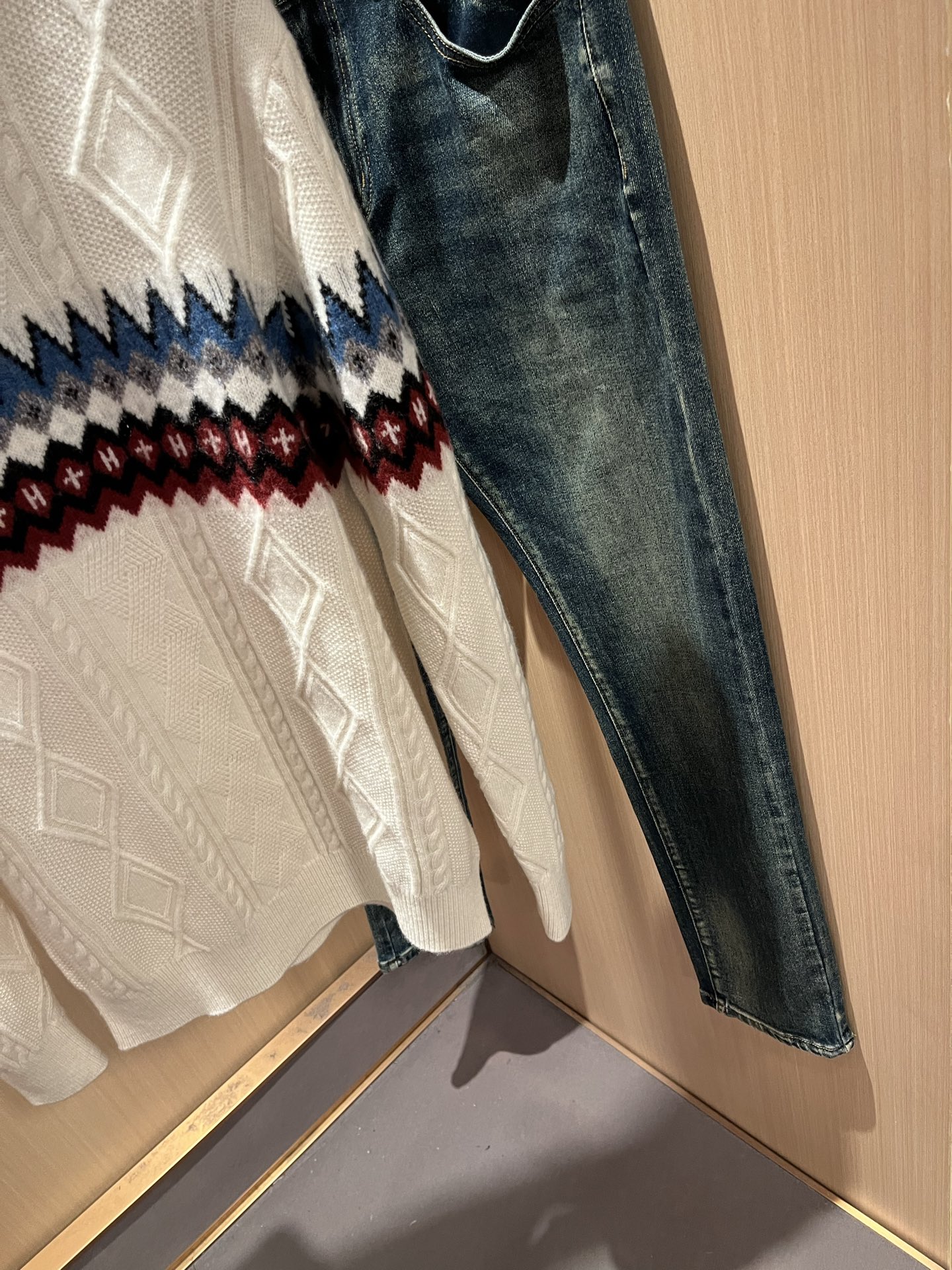 Loro Piana诺悠翩雅 2025秋冬男士最新的贸易订单针织羊毛衫，全品相！！上身舒适透气，不僵硬，