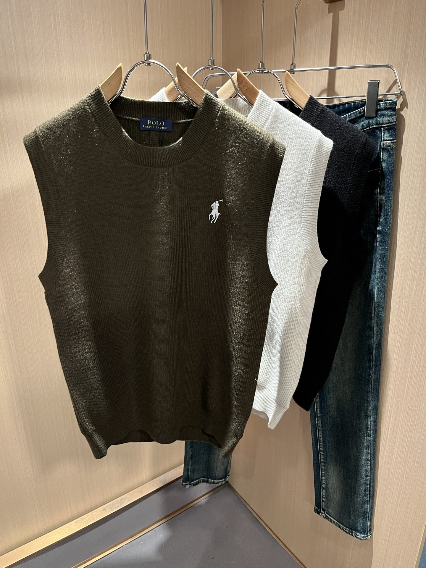 NO:598392,Paul POLOSPORT's new autumn and winter wool vests for men and women, there are many simple solid color fashion models. Many design experts have an inseparable feeling for solid colors. This is a tribute to tradition and a nostalgia for the mood. In fact, the nostalgia of the design also determines the tone of the work. The work I am going to talk about today is a new work brought by ~~ It can be said to be a style work that can be used for business or leisure. It has a simple iconic logo embroidery design on the chest!  The exquisite workmanship is worthy of careful consideration. It can be said that it is an extremely accurate setting of the simple style. A simple and casual tone is very accurate. The imported knitted wool fabric is soft and comfortable. The workmanship is impeccable. It is not monotonous and looks more high-end. It originally exudes a fashionable temperament. Coupled with its soft and comfortable fabric, the wearing experience of the whole piece is taken to a higher level~ The control of style and tone is very accurate!  !  The first choice for shopping~~ Exclusive on the entire network, sizes M-3XL,, alexander wang19860909保罗POLOSPORT 秋冬新款男女同款羊毛马甲背心,简约纯色时尚款不乏有许多设计大咖们都对于纯色都有着难以割舍的情怀.这是一种对于传统的致敬,也是一种对于情调的怀旧~其实,设计的怀旧感很大部分也决定了作品的基调.今天要说的这件作品,就是由带来的新作~~可以说是一件可商务可休闲的风格作品.胸前简单标志性logo刺绣设计！精致的做工值得细品,可以说是一次极为准确的简洁风定调.一种简洁&休闲的基调已经十分准确了.进口针织羊毛面料,质地柔软舒适.做工无可挑剔.不单调的同时更显高端.本来散发的就是一种时尚的气质,再加上其柔软舒适的面料,整件作品的穿搭体验,更上一层楼~对于风格的把控以及基调的石锤,更是非常只准确！！剁手首选好吧~~全网独家,尺码M-3XL,,alexander wang,Men's clothing