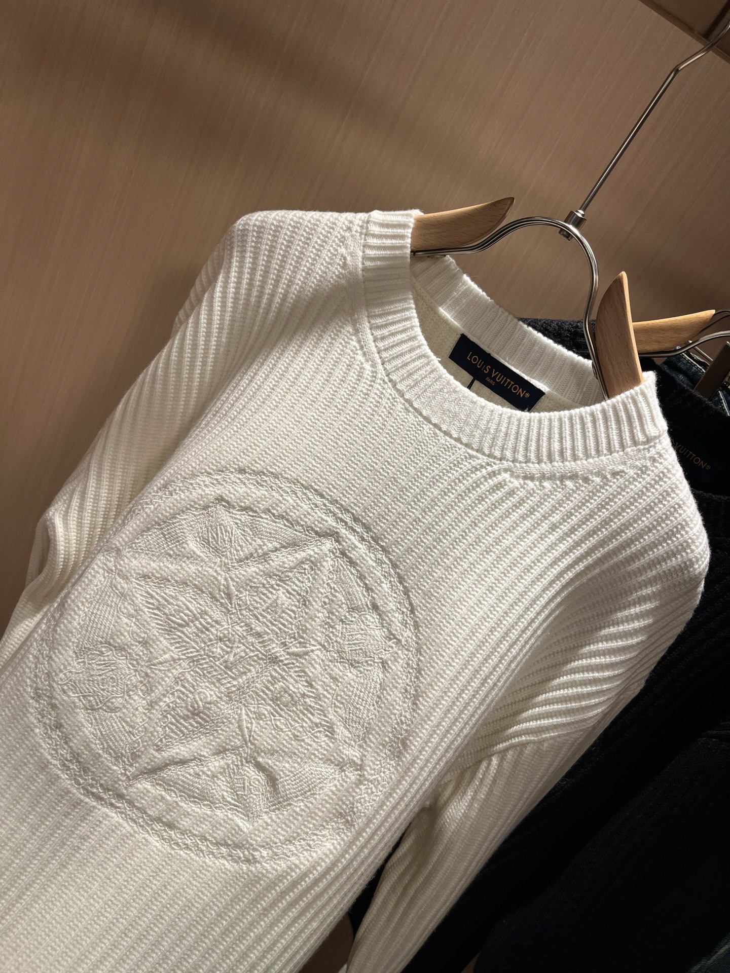 Louis Vuit*on 2025秋冬路易家族轻奢针织羊毛衫！男女同款👫装饰！ 路易家族的新高端，细节