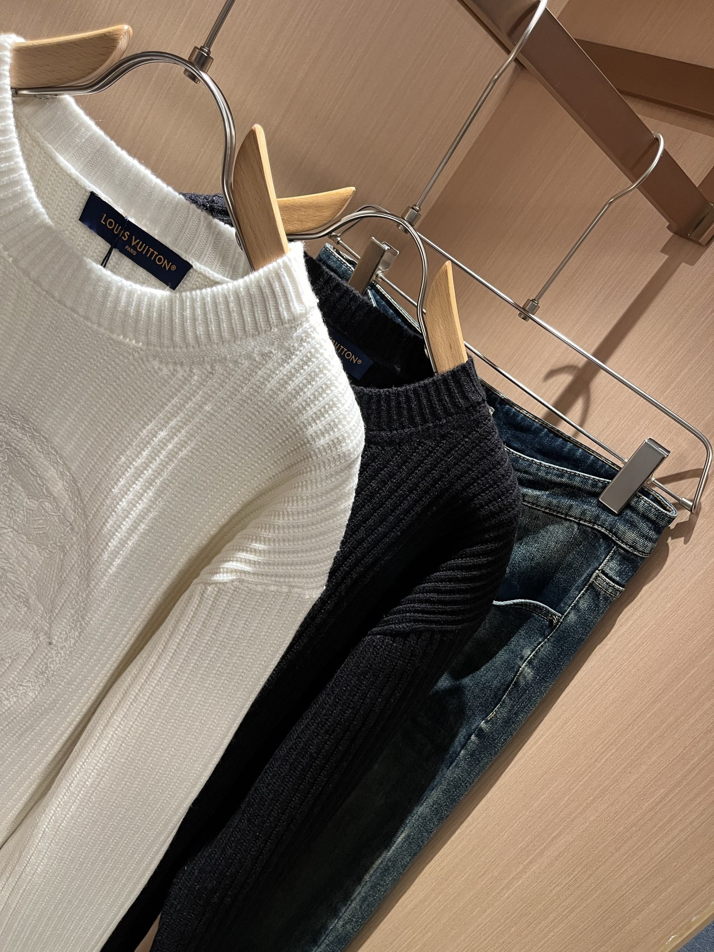 Louis Vuit*on 2025秋冬路易家族轻奢针织羊毛衫！男女同款👫装饰！ 路易家族的新高端，细节