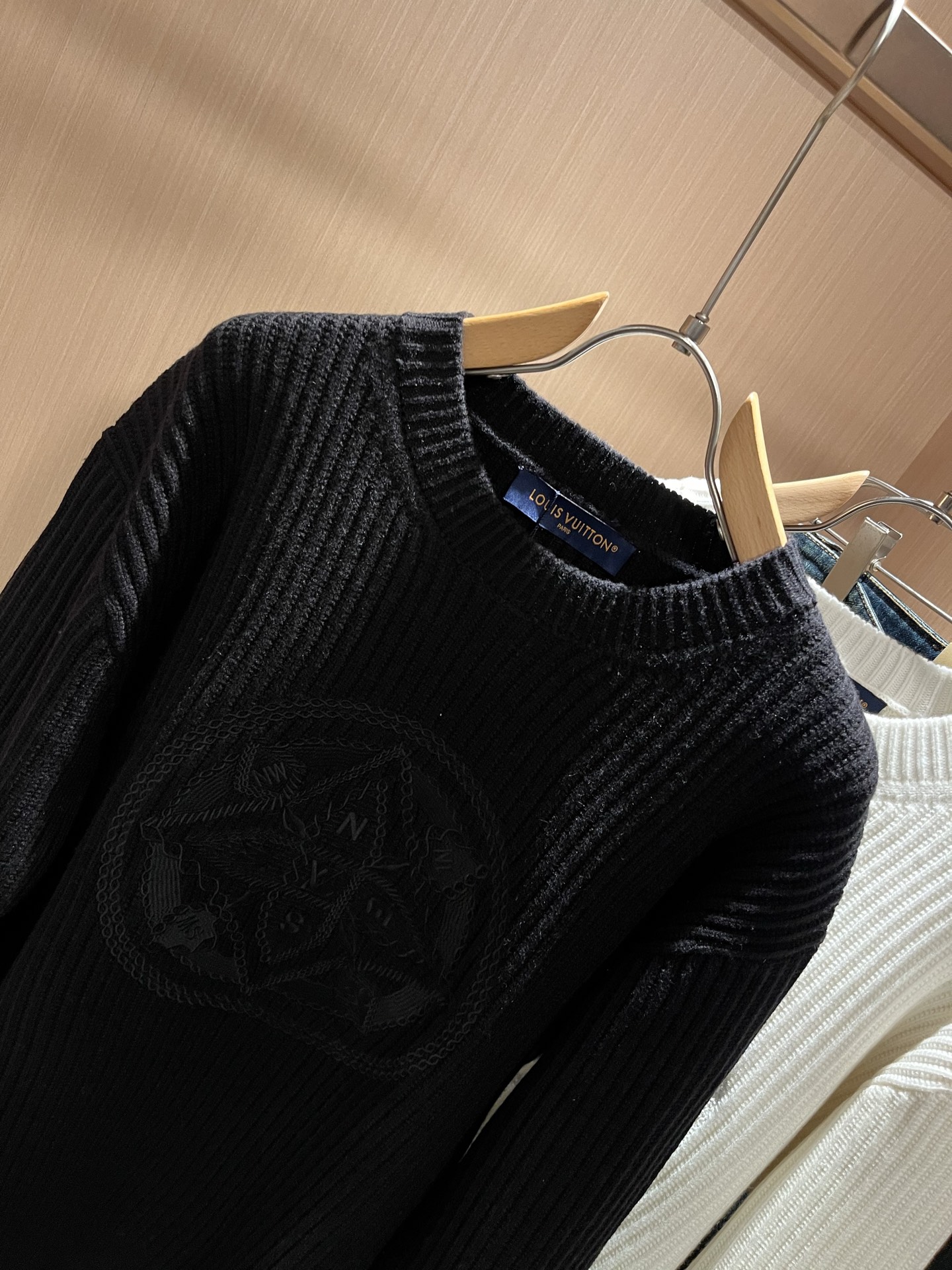 Louis Vuit*on 2025秋冬路易家族轻奢针织羊毛衫！男女同款👫装饰！ 路易家族的新高端，细节