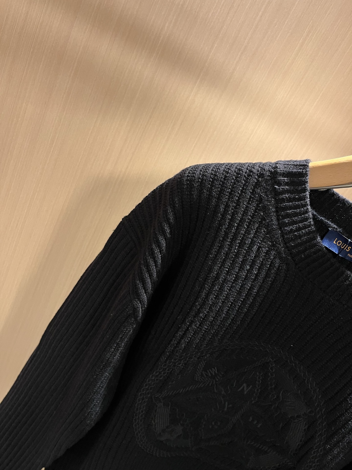 Louis Vuit*on 2025秋冬路易家族轻奢针织羊毛衫！男女同款👫装饰！ 路易家族的新高端，细节