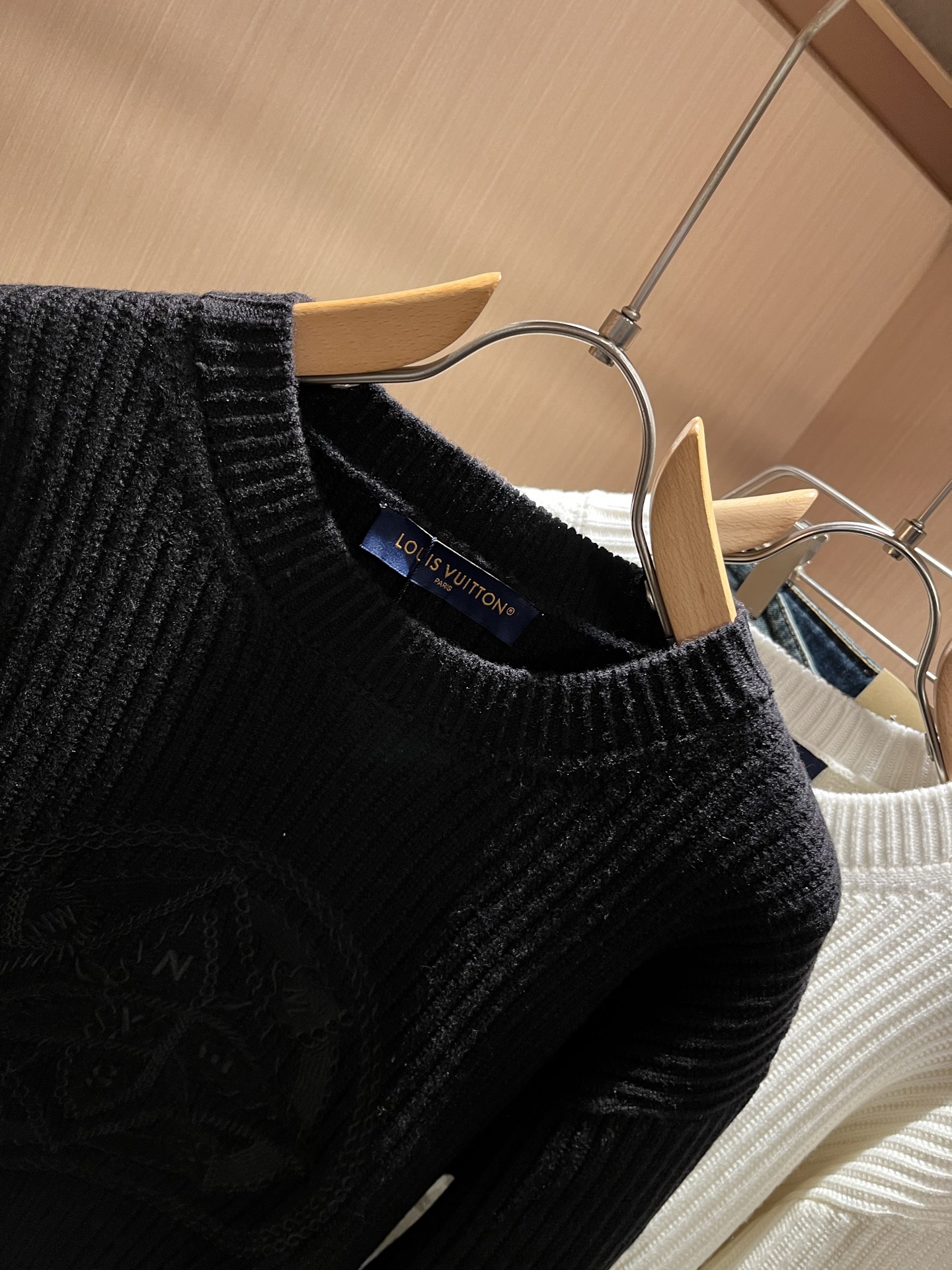 Louis Vuit*on 2025秋冬路易家族轻奢针织羊毛衫！男女同款👫装饰！ 路易家族的新高端，细节