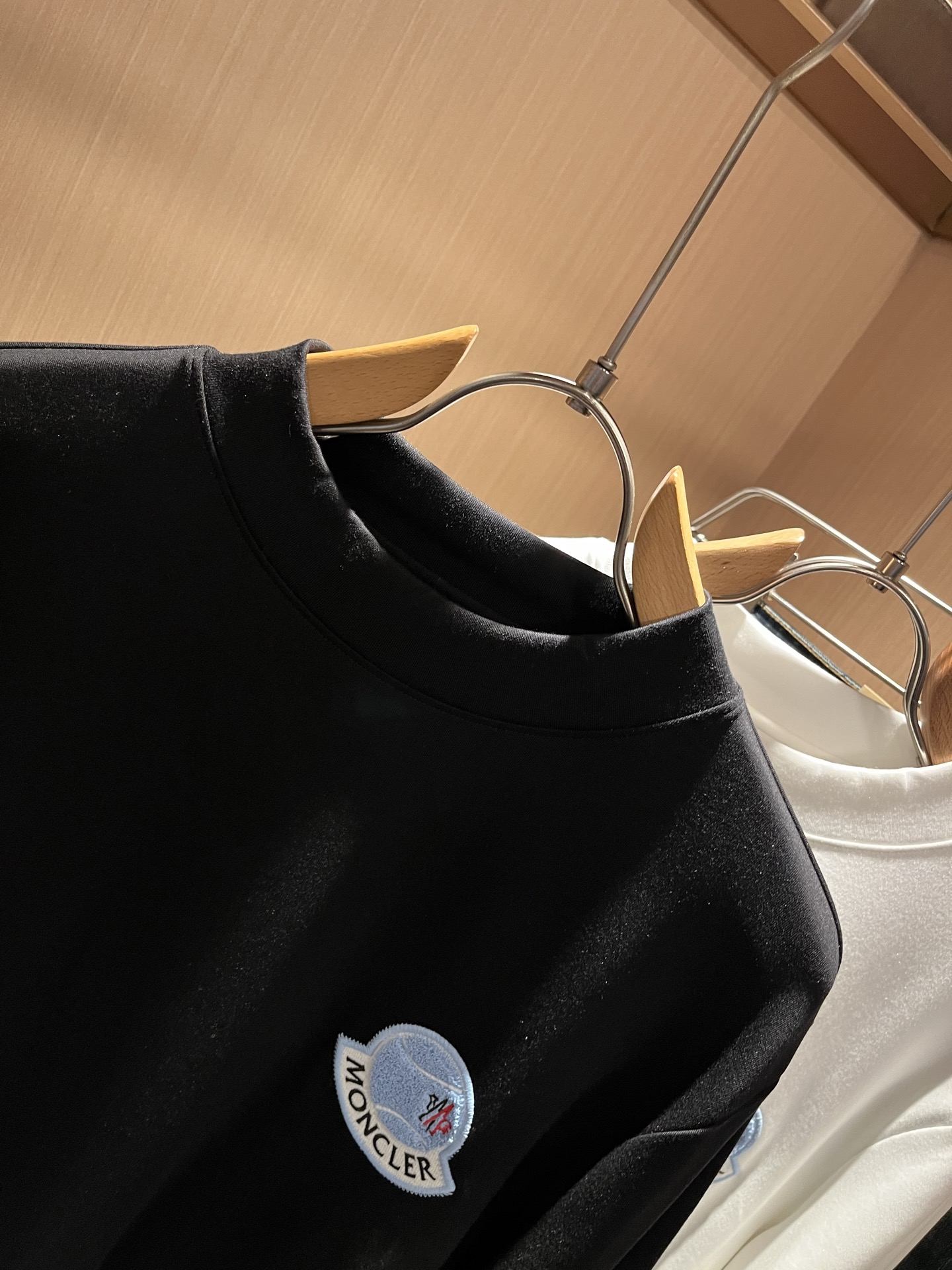 Moncler蒙口2025秋冬新款贸易订单长袖打底衫，全品相！！网红款！胸前logo图案刺绣设计！上身舒