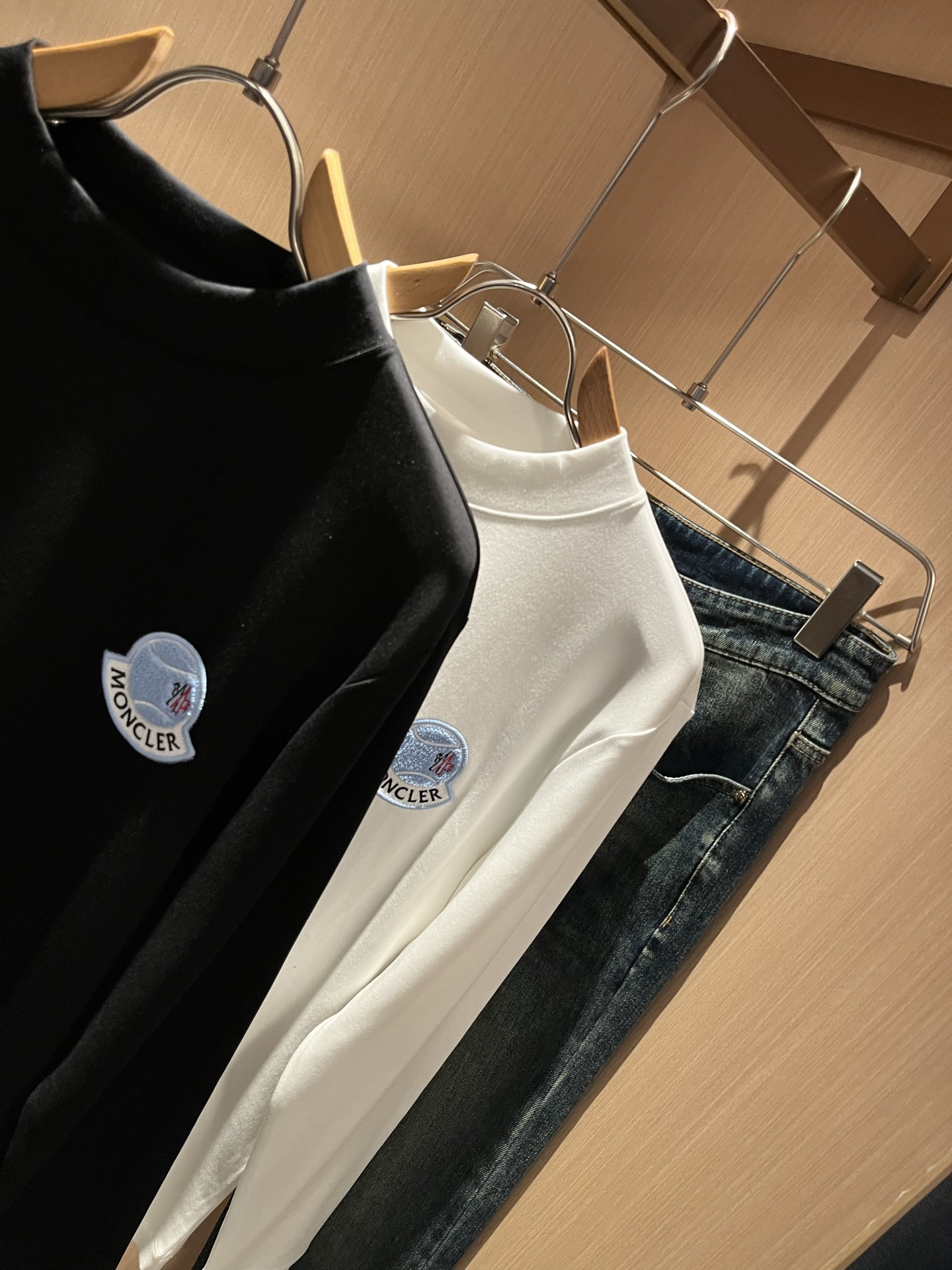 Moncler蒙口2025秋冬新款贸易订单长袖打底衫，全品相！！网红款！胸前logo图案刺绣设计！上身舒