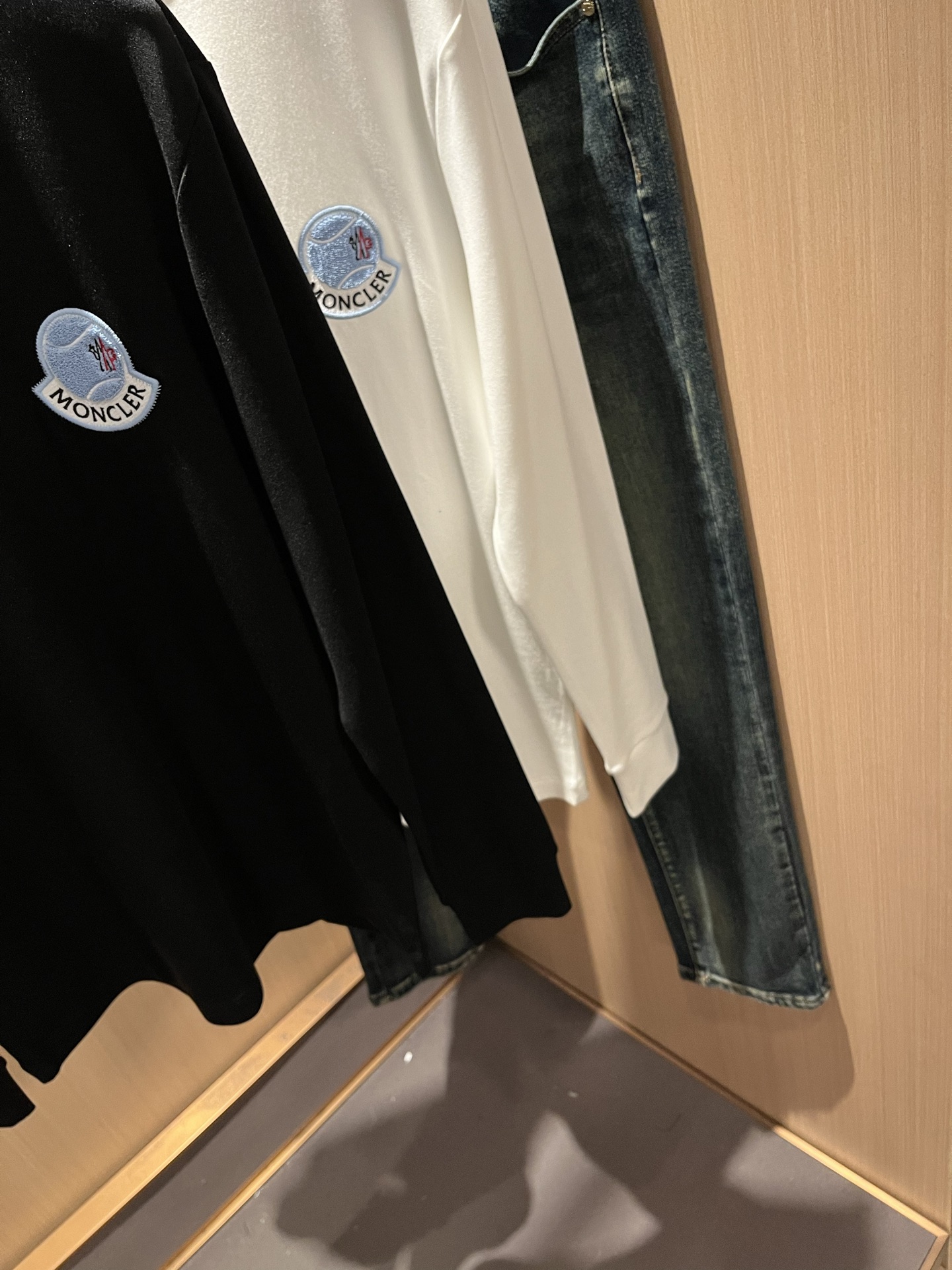 Moncler蒙口2025秋冬新款贸易订单长袖打底衫，全品相！！网红款！胸前logo图案刺绣设计！上身舒