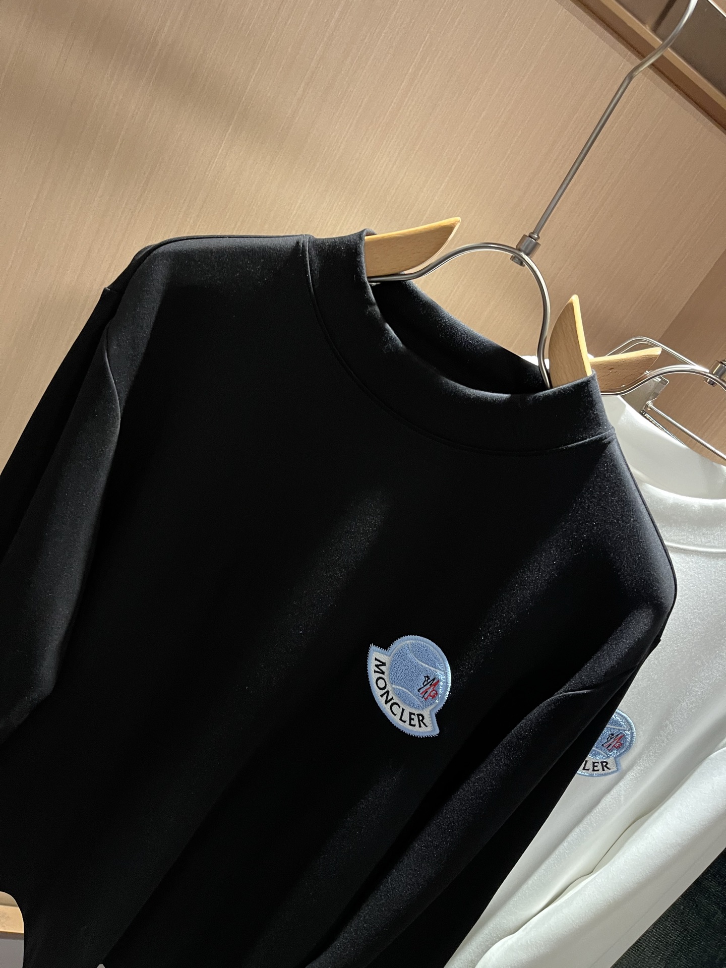 Moncler蒙口2025秋冬新款贸易订单长袖打底衫，全品相！！网红款！胸前logo图案刺绣设计！上身舒