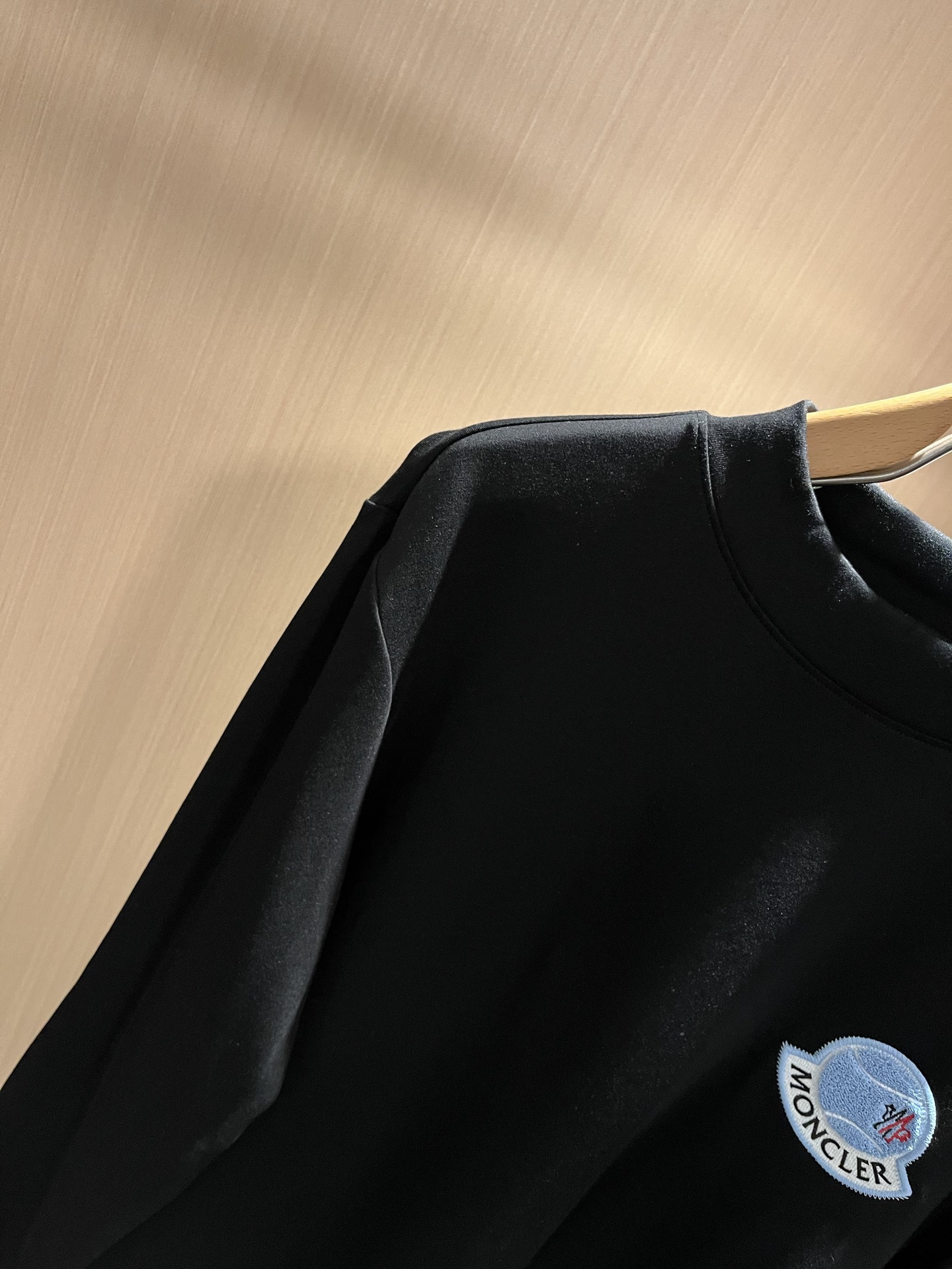 Moncler蒙口2025秋冬新款贸易订单长袖打底衫，全品相！！网红款！胸前logo图案刺绣设计！上身舒