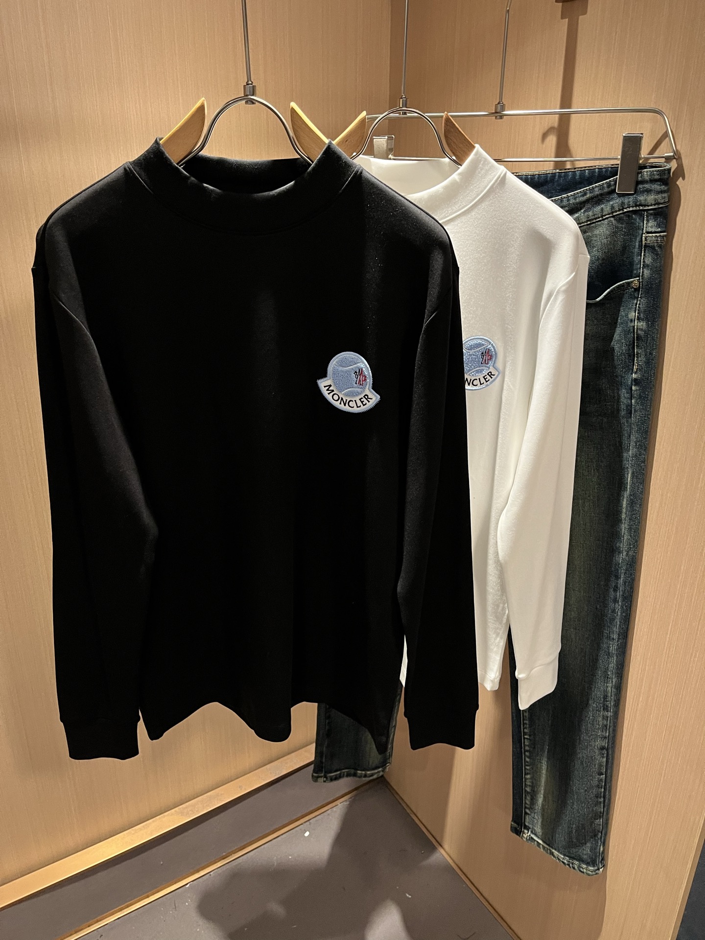 Moncler蒙口2025秋冬新款贸易订单长袖打底衫，全品相！！网红款！胸前logo图案刺绣设计！上身舒