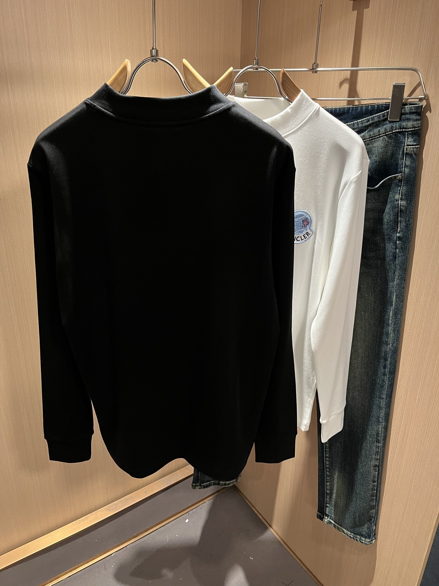 Moncler蒙口2025秋冬新款贸易订单长袖打底衫，全品相！！网红款！胸前logo图案刺绣设计！上身舒