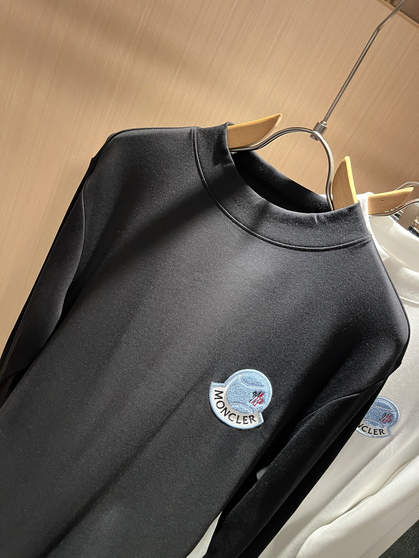 Moncler蒙口2025秋冬新款贸易订单长袖打底衫，全品相！！网红款！胸前logo图案刺绣设计！上身舒