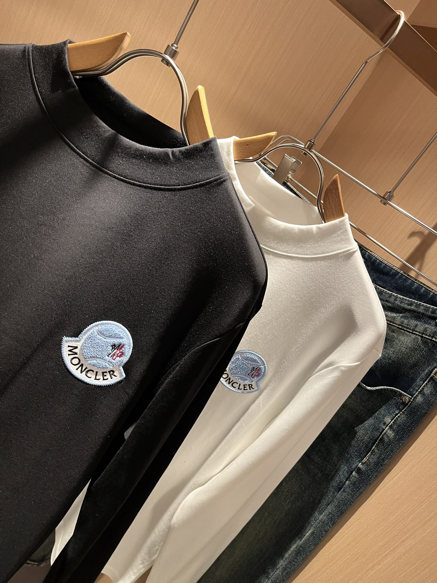 Moncler蒙口2025秋冬新款贸易订单长袖打底衫，全品相！！网红款！胸前logo图案刺绣设计！上身舒